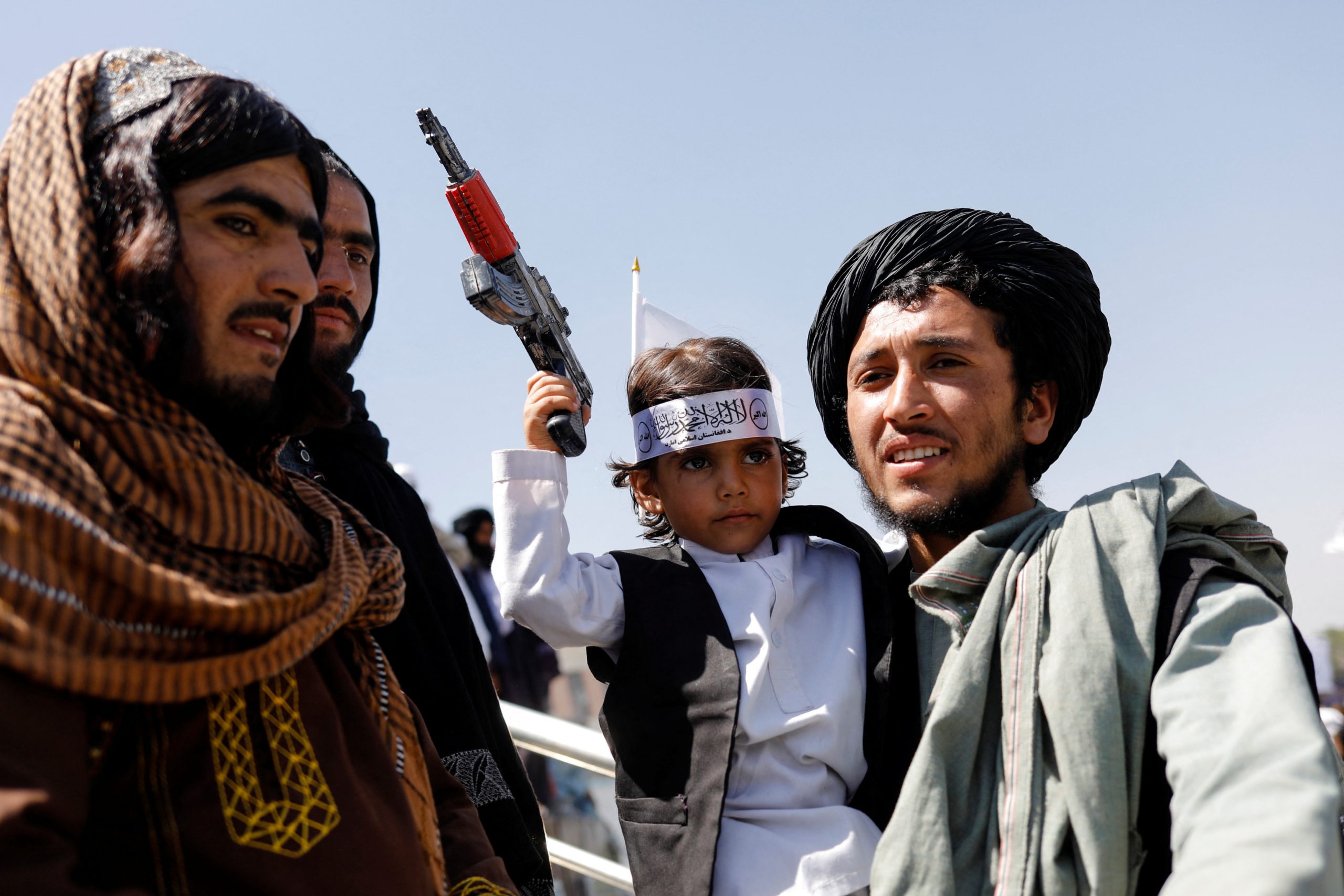انفجار بمسجد في أفغانستان خلال صلاة الجمعة يقتل 18 شخصاً.. بينهم رجل دين بارز كان ينتقد الحكومات السابقة