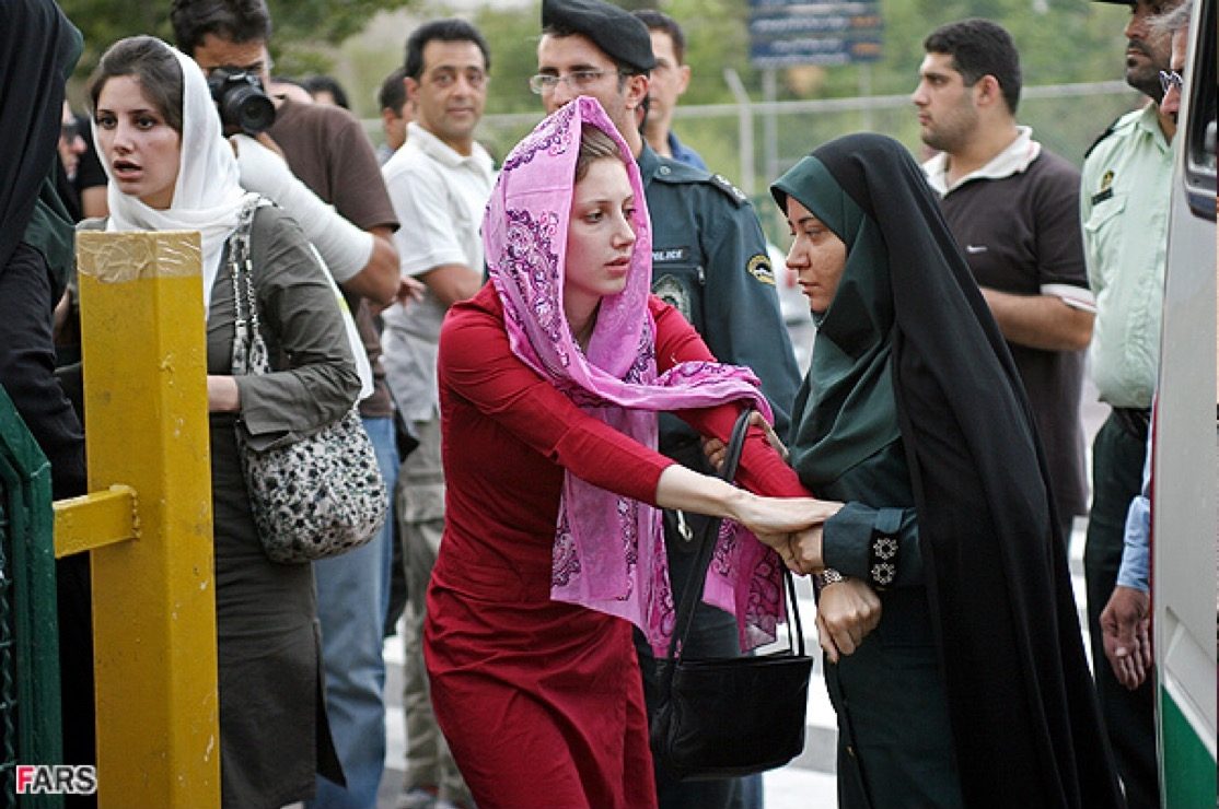 تعتقل المخالفين وتفرض “الشادور”.. قصة “شرطة الأخلاق” التي تثير غضب الإيرانيين منذ 17 عاماً
