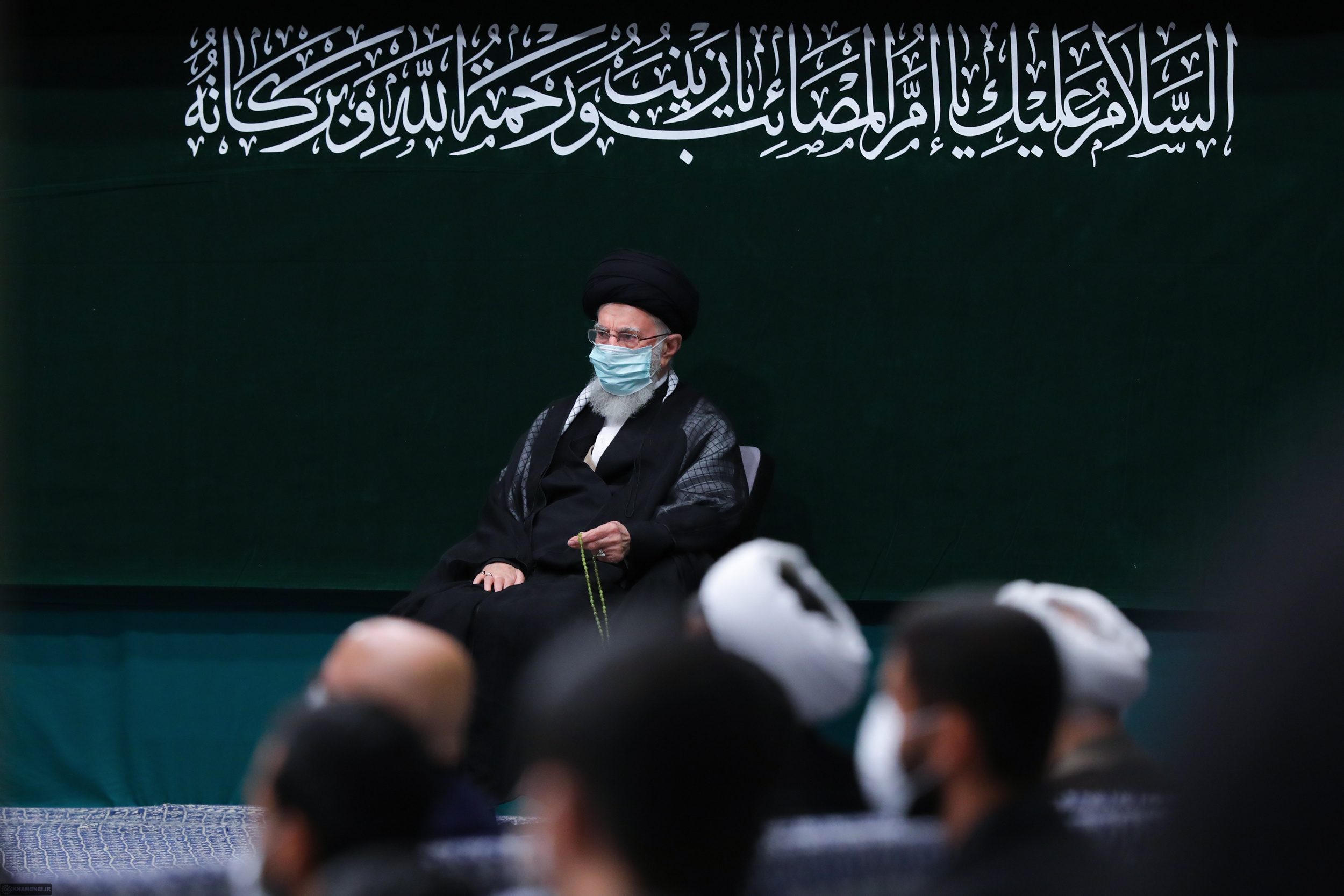 خامنئي يظهر في مناسبة دينية بعد أنباء عن تدهور حالته الصحية.. تحدث لحشد من الناس