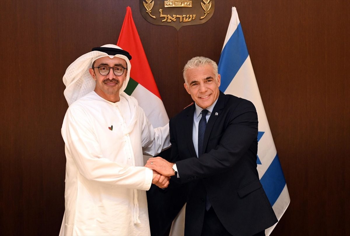 وضع إكليلاً على نصب “الهولوكوست”.. وزير الخارجية الإماراتي يلتقي لابيد في القدس المحتلة (فيديو)