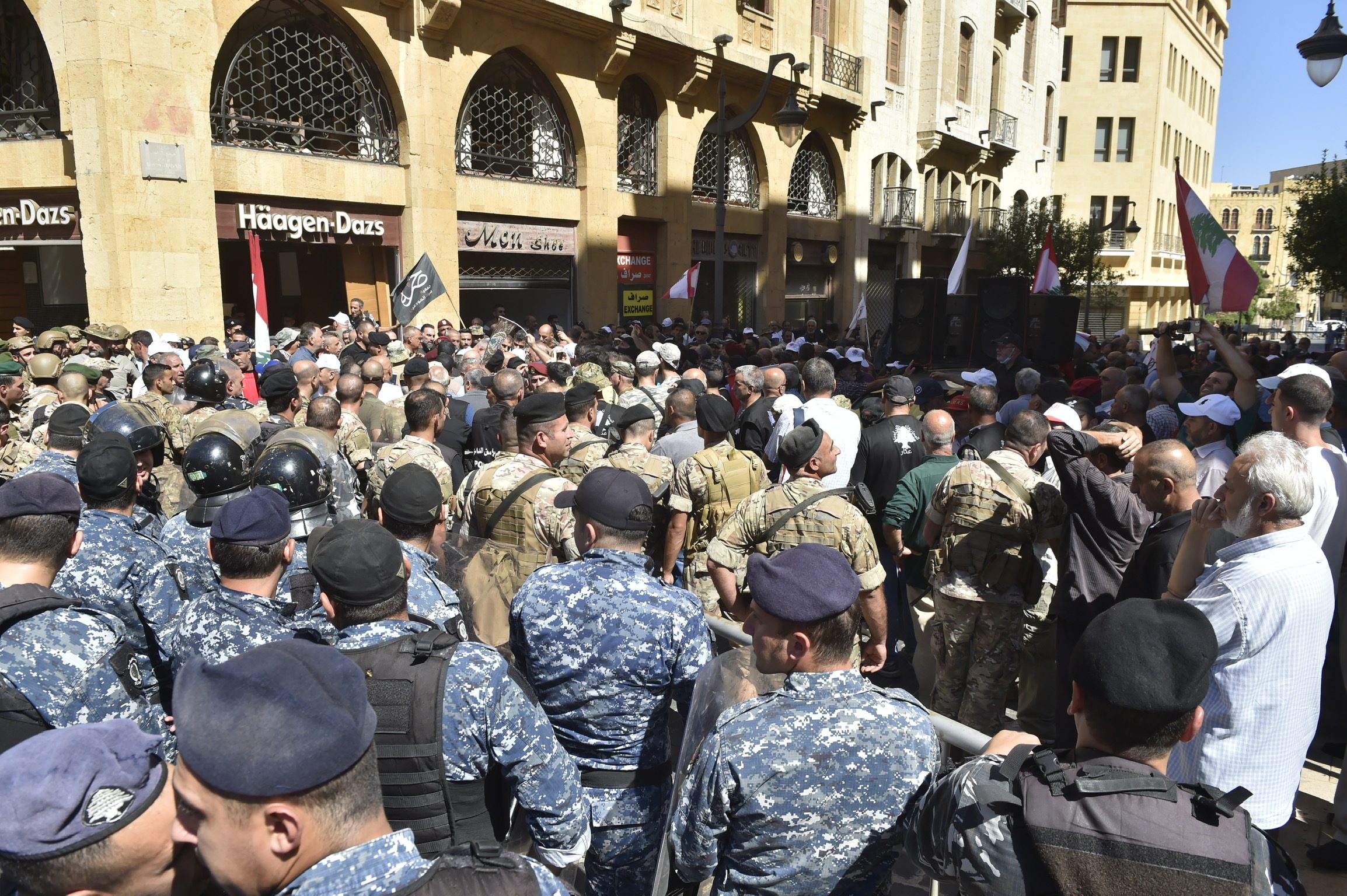 فيديو لنائبة لبنانية علقت وسط تدافع عشرات المحتجين.. خرجت من جلسة برلمانية لدعم عسكريين متقاعدين