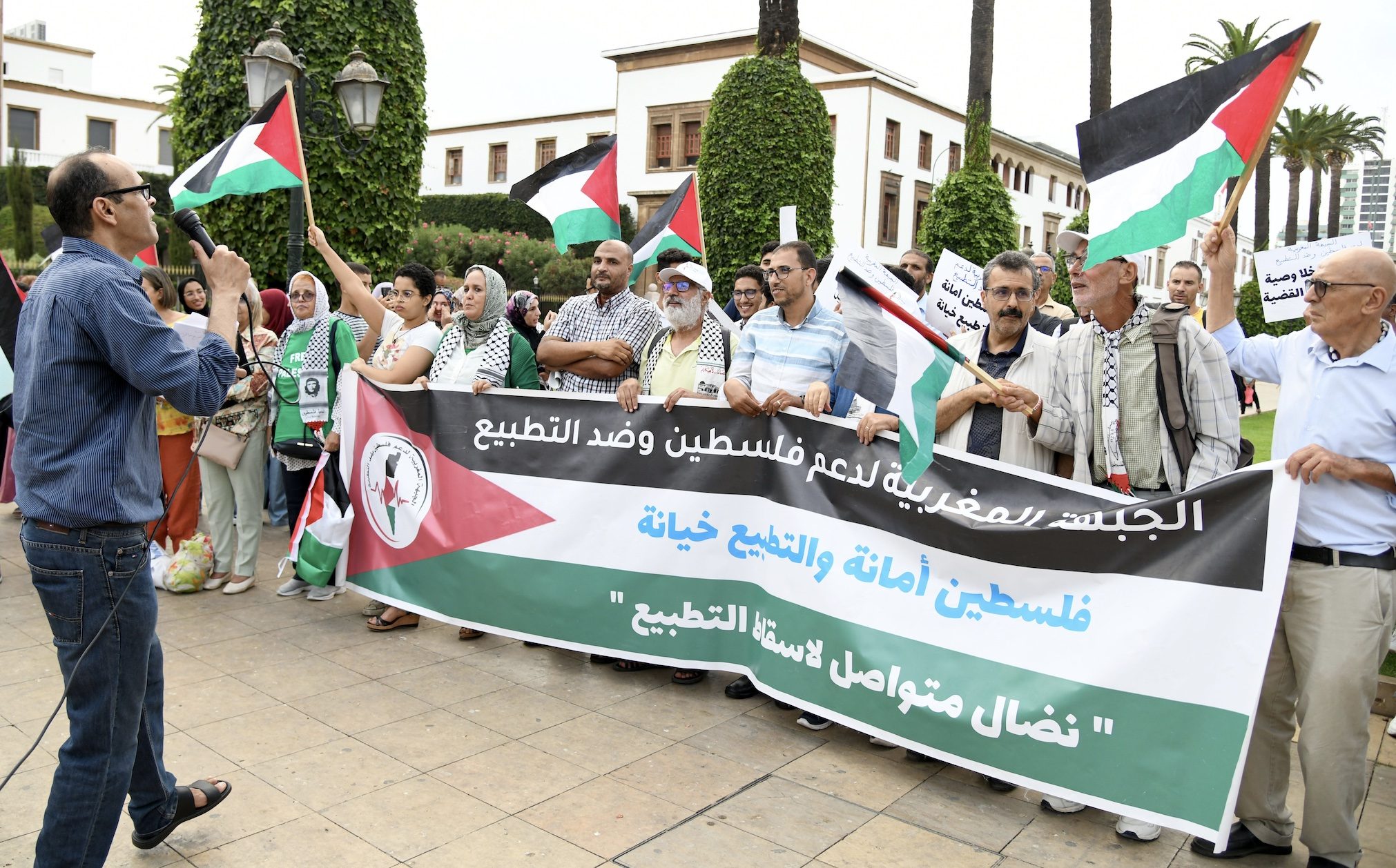 عشرات النشطاء يتظاهرون أمام برلمان المغرب بعد أزمة “تحرش” سفير إسرائيل.. طالبوا بوقف التطبيع (صور)