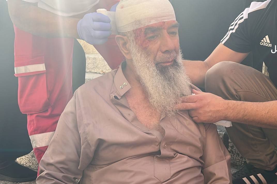 فيديو اعتداء مروَّع على مُسن فلسطيني قرب الأقصى.. جنود الاحتلال ضربوه حتى سقط مغشياً عليه