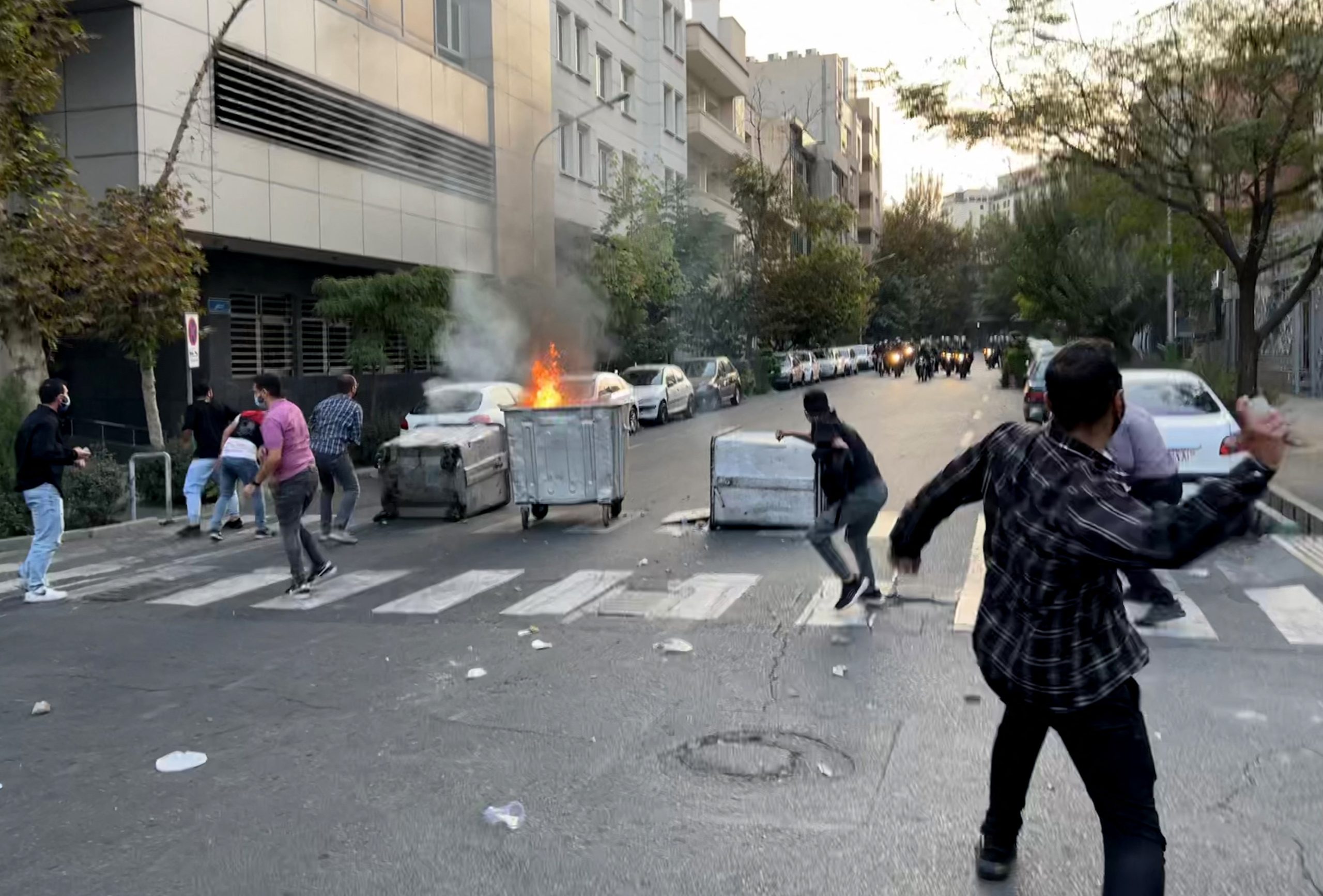شرطة الأخلاق الإيرانية تختفي! فايننشال تايمز: سياراتها لم تعد تظهر حتى أمام مقرها في طهران