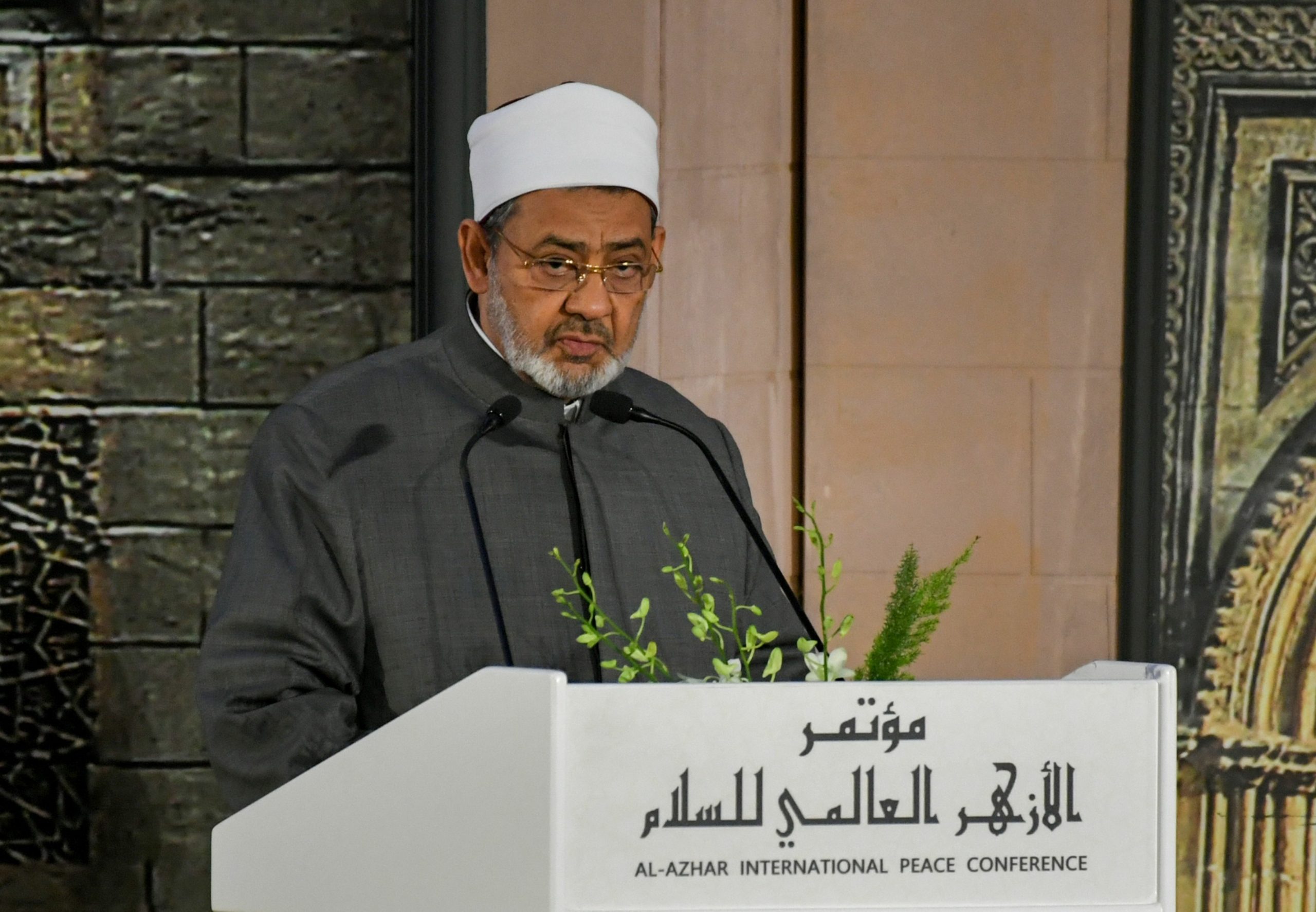 متهمة بـ”تأييد الإخوان” ودعم “اعتصام رابعة”.. محامٍ مصري يتقدم ببلاغ ضد أول مستشارة لشيخ الأزهر