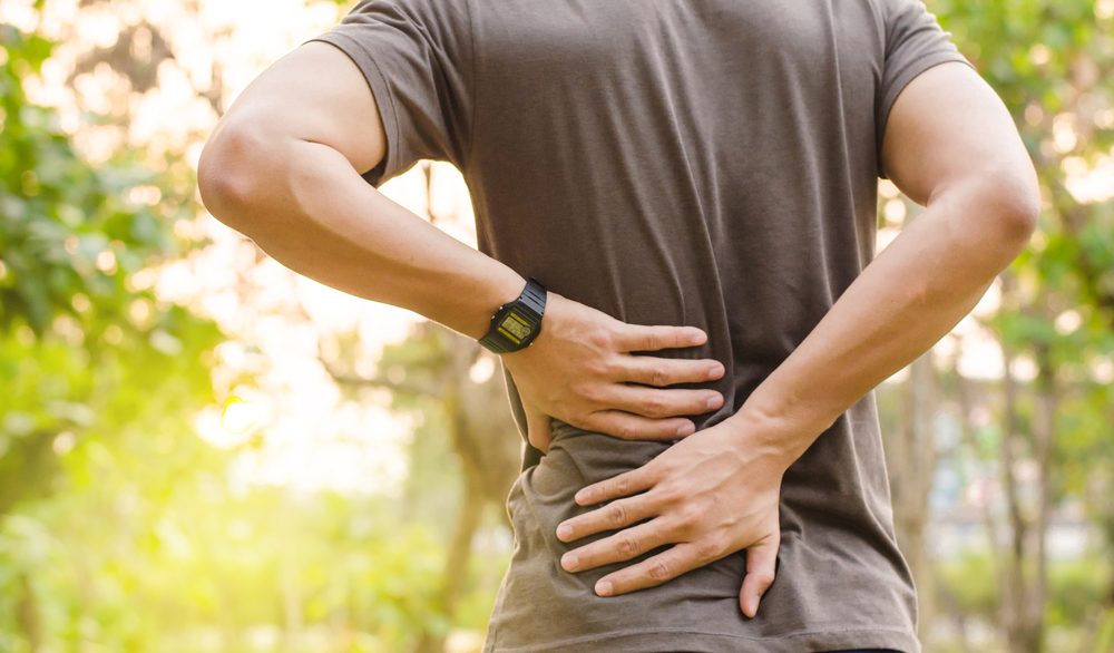 تقليل الحركة سيزيد الأمر سوءاً.. تمارين سهلة لعلاج آلام أسفل الظهر المستمرة