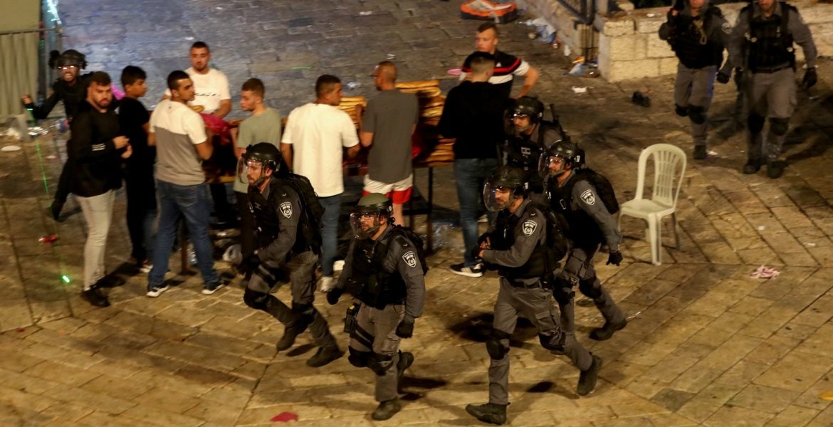 الاحتلال يستنفر للقبض على فلسطيني قتل جندية إسرائيلية.. الشرطة اعتقلت والديه وشقيقه و3 آخرين