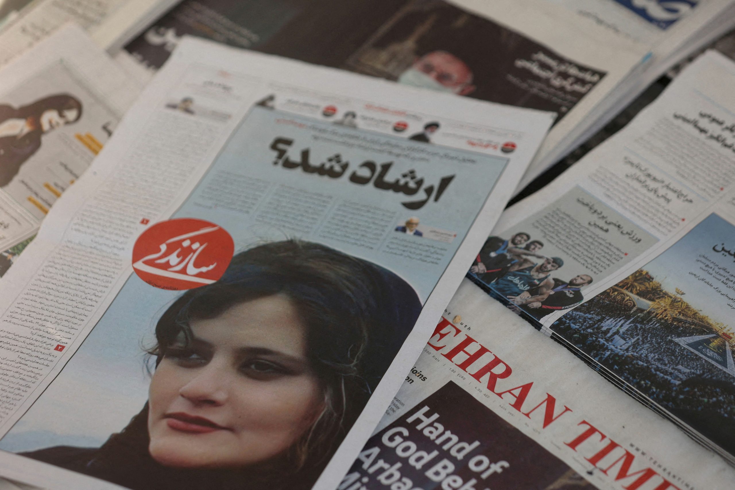 إيران تتبرأ من قتل شابتين بالاحتجاجات الأخيرة.. قالت إن إحداهما انتحرت ومهسا أميني “مريضة”