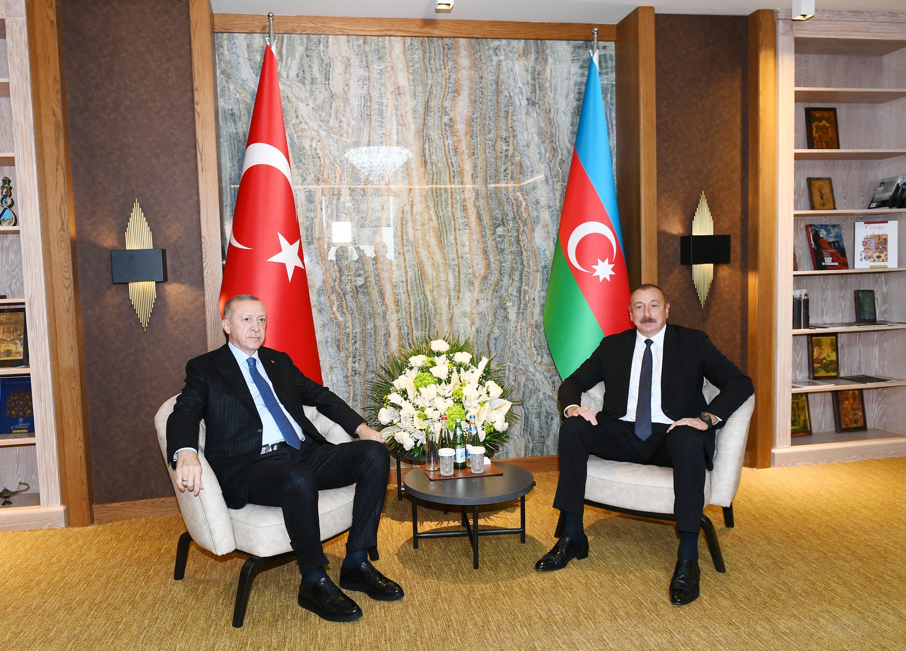 الرئيس الأذربيجاني يقبل تحدي أردوغان.. حوار طريف بين الزعيمين ينتهي باستعراض قوة لعلييف (فيديو)