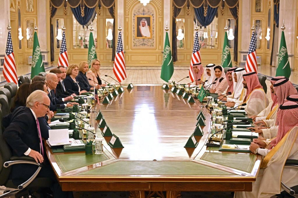 الإعلام السعودي يهاجم أمريكا بسبب انتقادها للمملكة بعد خفض إنتاج النفط.. وصف واشنطن بـ”الطفل المراهق”