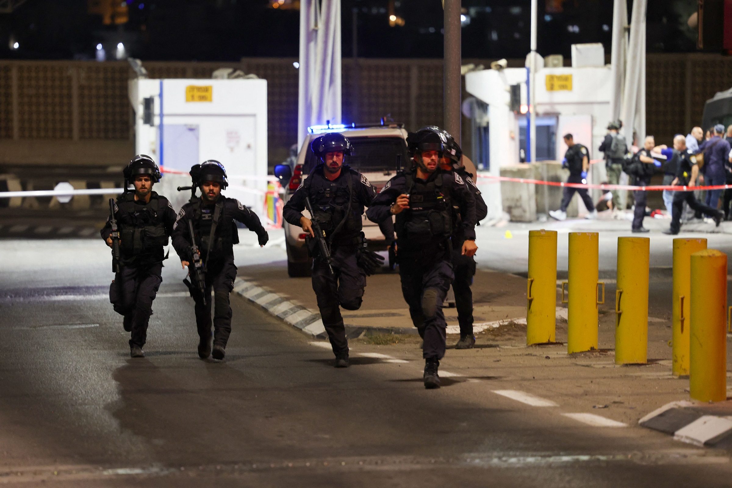 الاحتلال يستنفر للقبض على فلسطيني قتل جندية إسرائيلية.. الشرطة اعتقلت والديه وشقيقه و3 آخرين