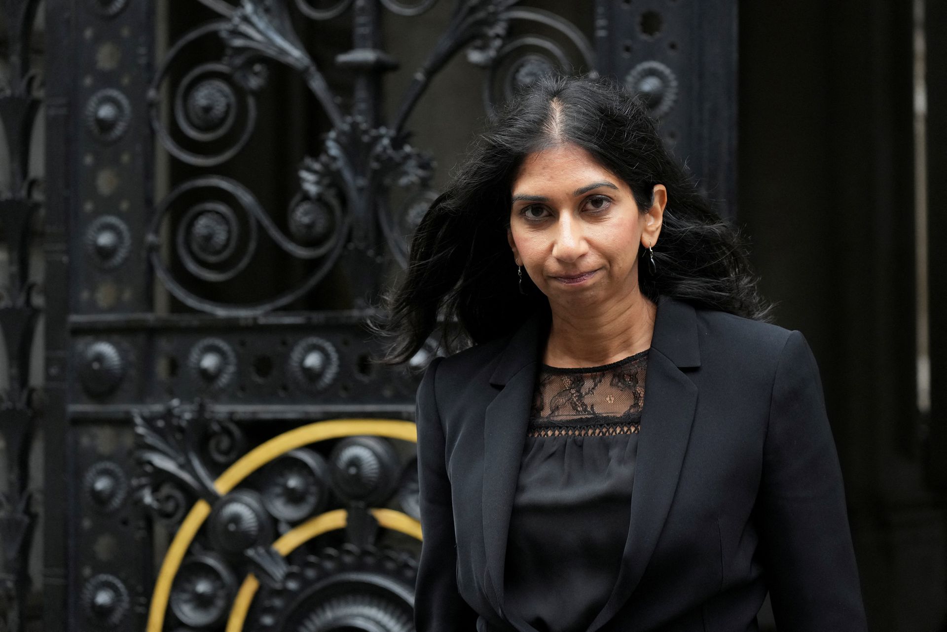 "لا يساهمون في تنمية اقتصادنا".. وزيرة الداخلية: بريطانيا ستفي بتعهداتها  بخفض عدد المهاجرين