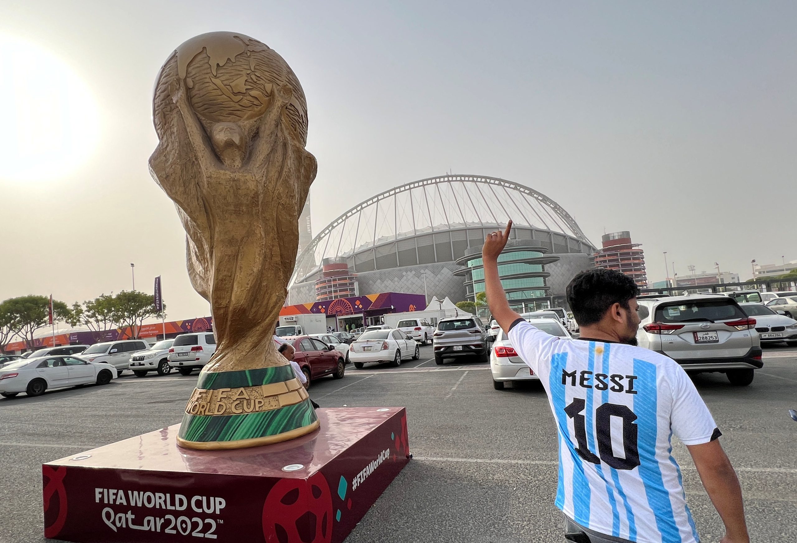 قطر تطلق عملة تذكارية خاصة بكأس العالم (رويترز)