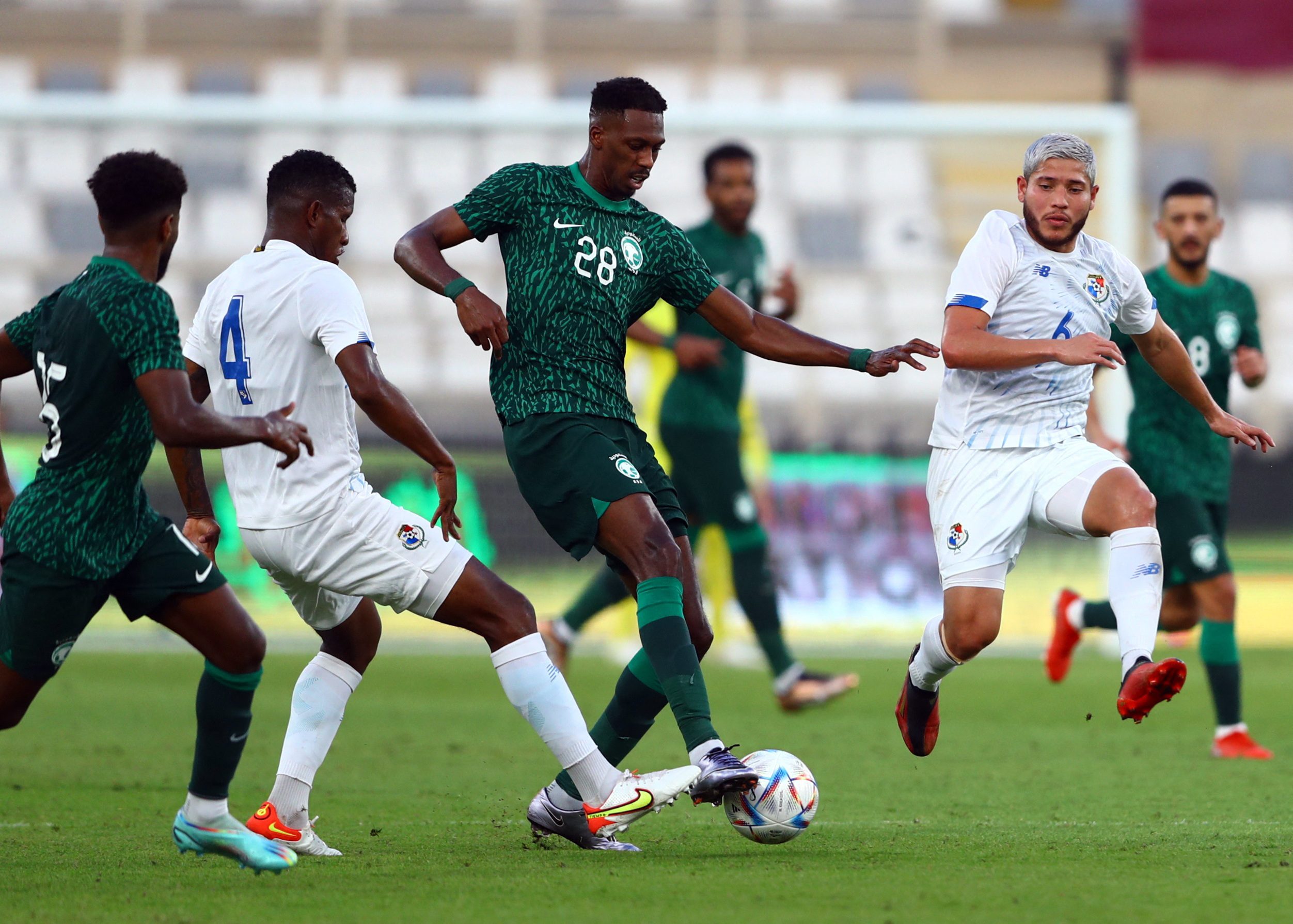 مراقبة أرجنتينية لمراقبة المنتخب السعودي (رويترز)