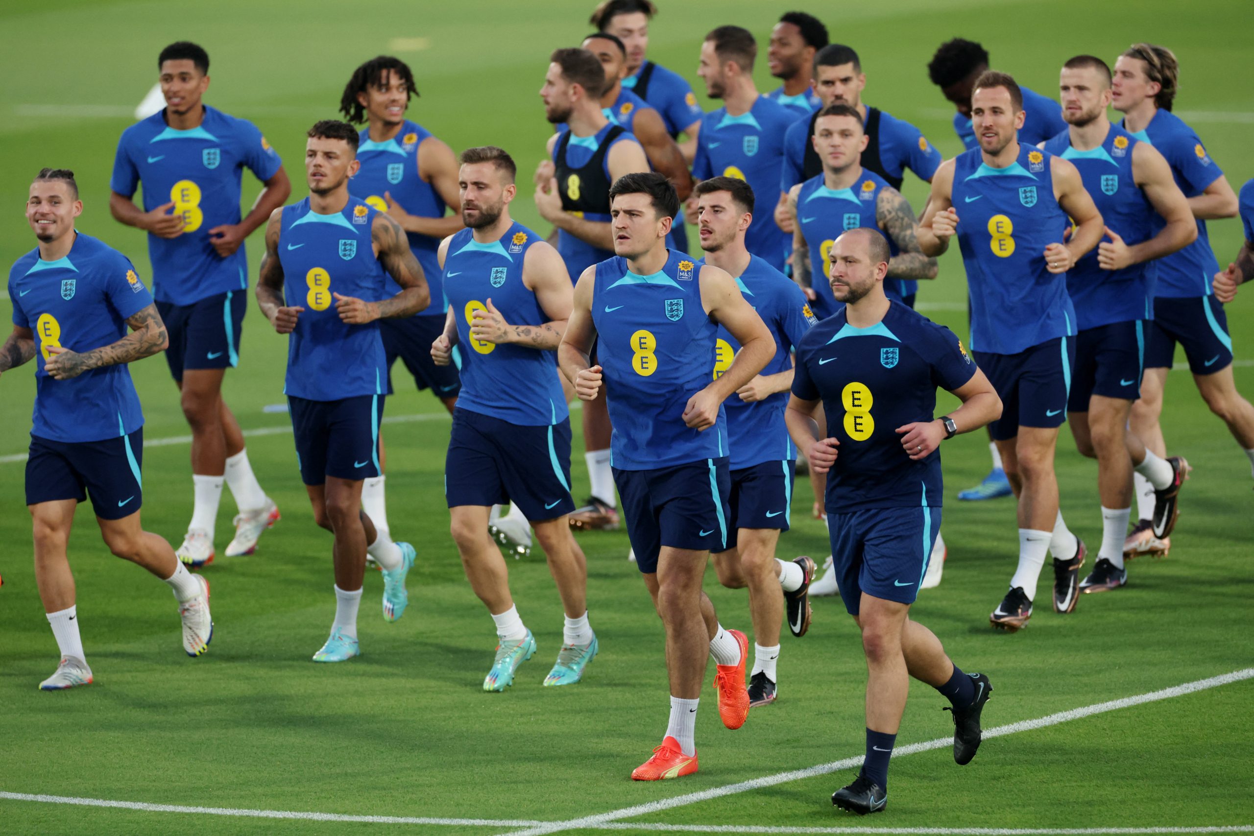 منتخب إنجلترا يتدرب على وقع صوت الأذان في قطر (رويترز)