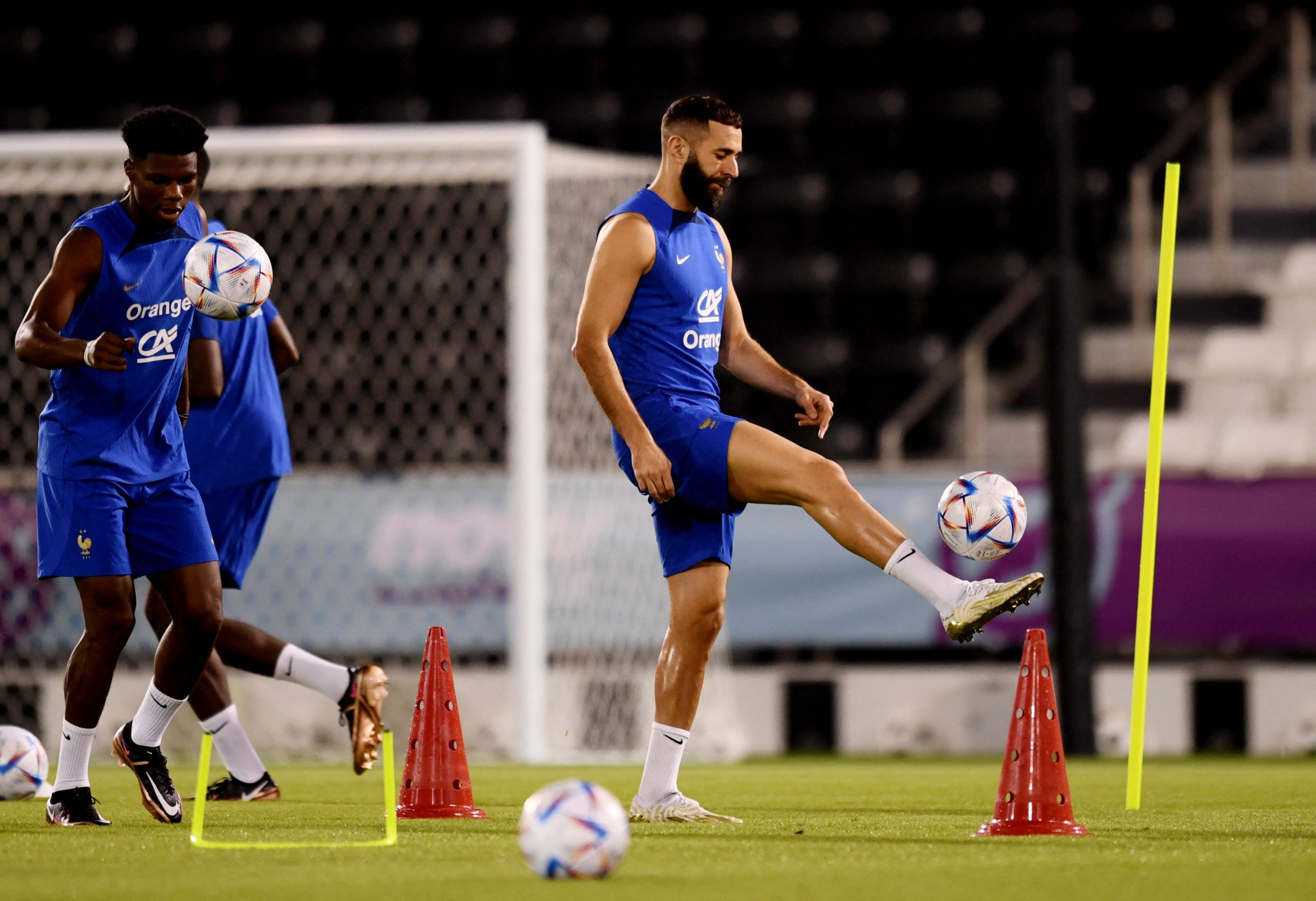 إصابة بنزيمة تهدد مشاركته في كأس العالم (رويترز)
