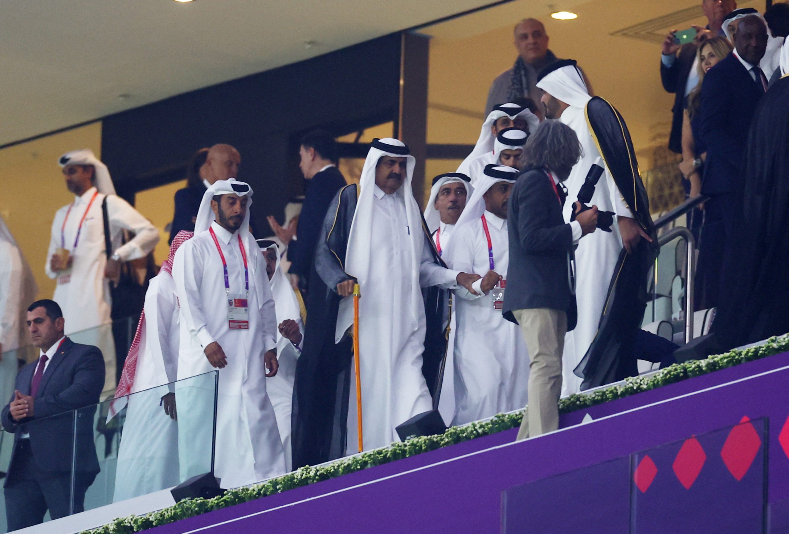 منظمو كأس العالم يفاجئون الشيخ حمد بن خليفة.. عرضوا خلال الافتتاح فيديو وهو يلعب كرة القدم بشبابه