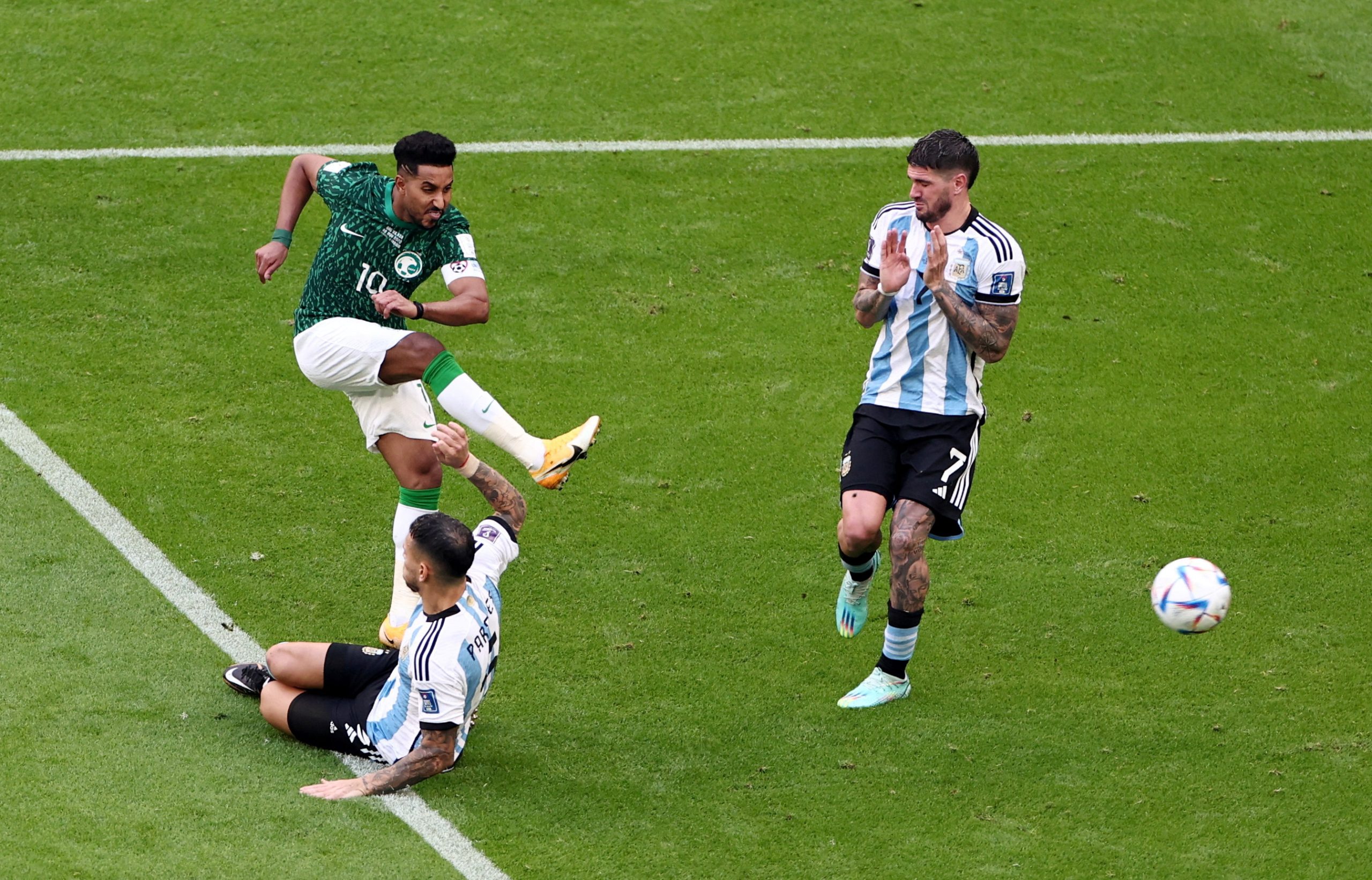 فوز السعودية على الأرجنتين رفع عدد الانتصارات العربية في كأس العالم إلى 11 (رويترز)