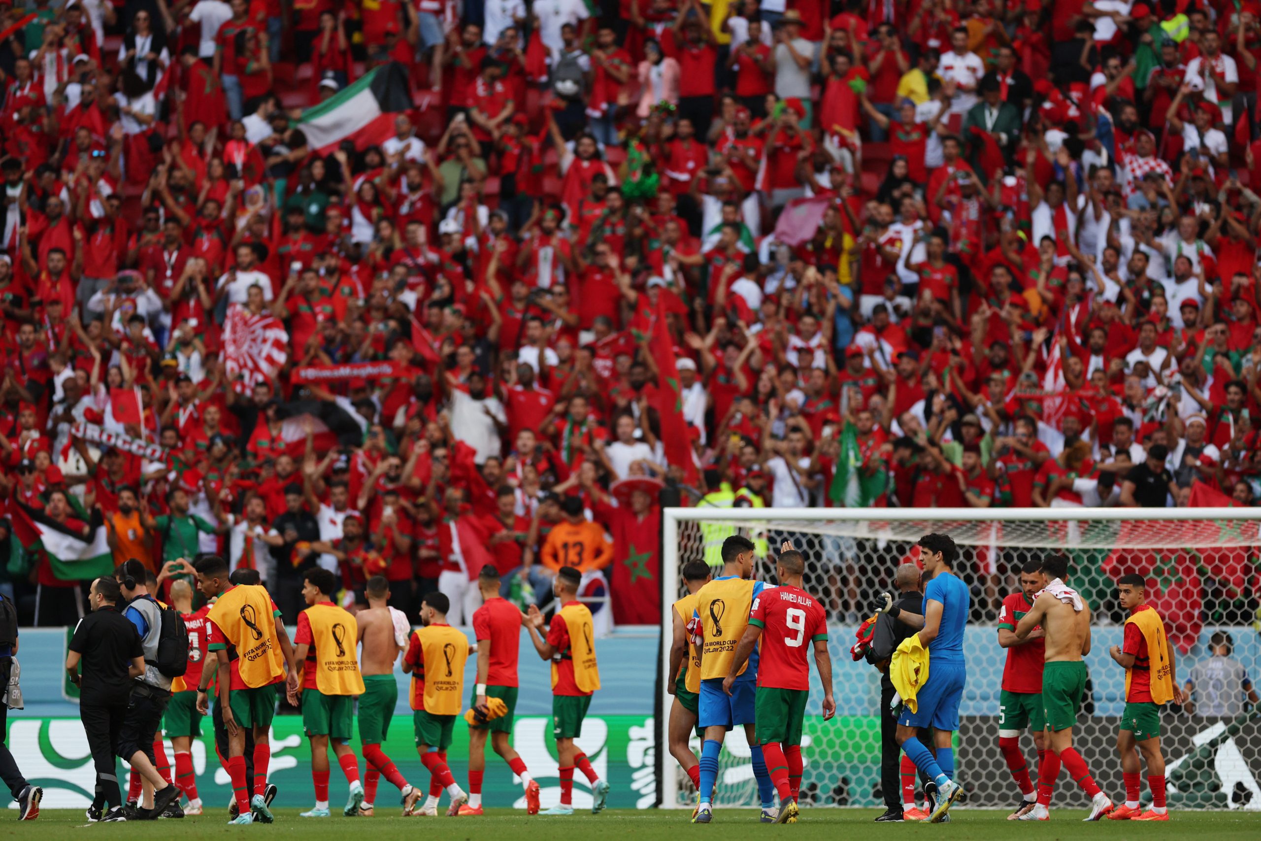 جماهير المغرب تنظف المدرجات بعد مباراة كرواتيا (رويترز)