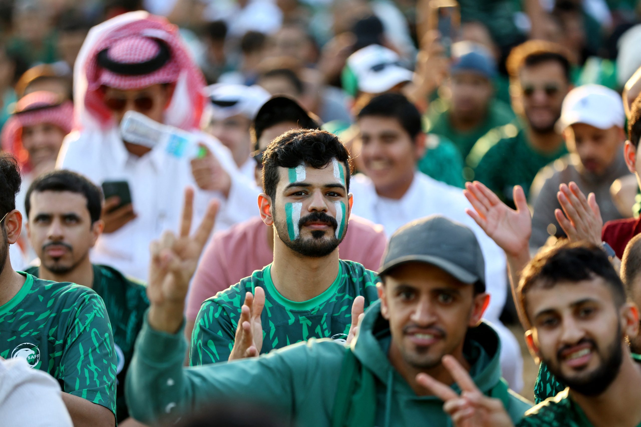 مشجع سعودي يحرج صحفياً إسرائيلياً (رويترز)
