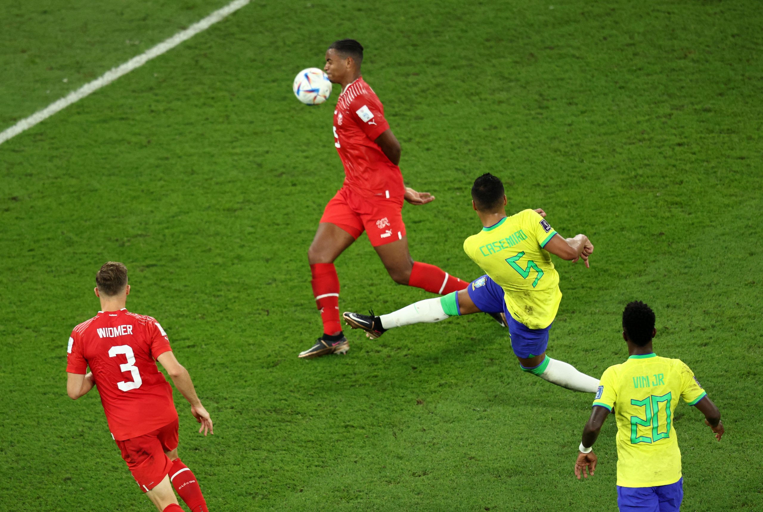 هدف كاسيميرو يقود البرازيل لدور الـ16 في كأس العالم (رويترز)