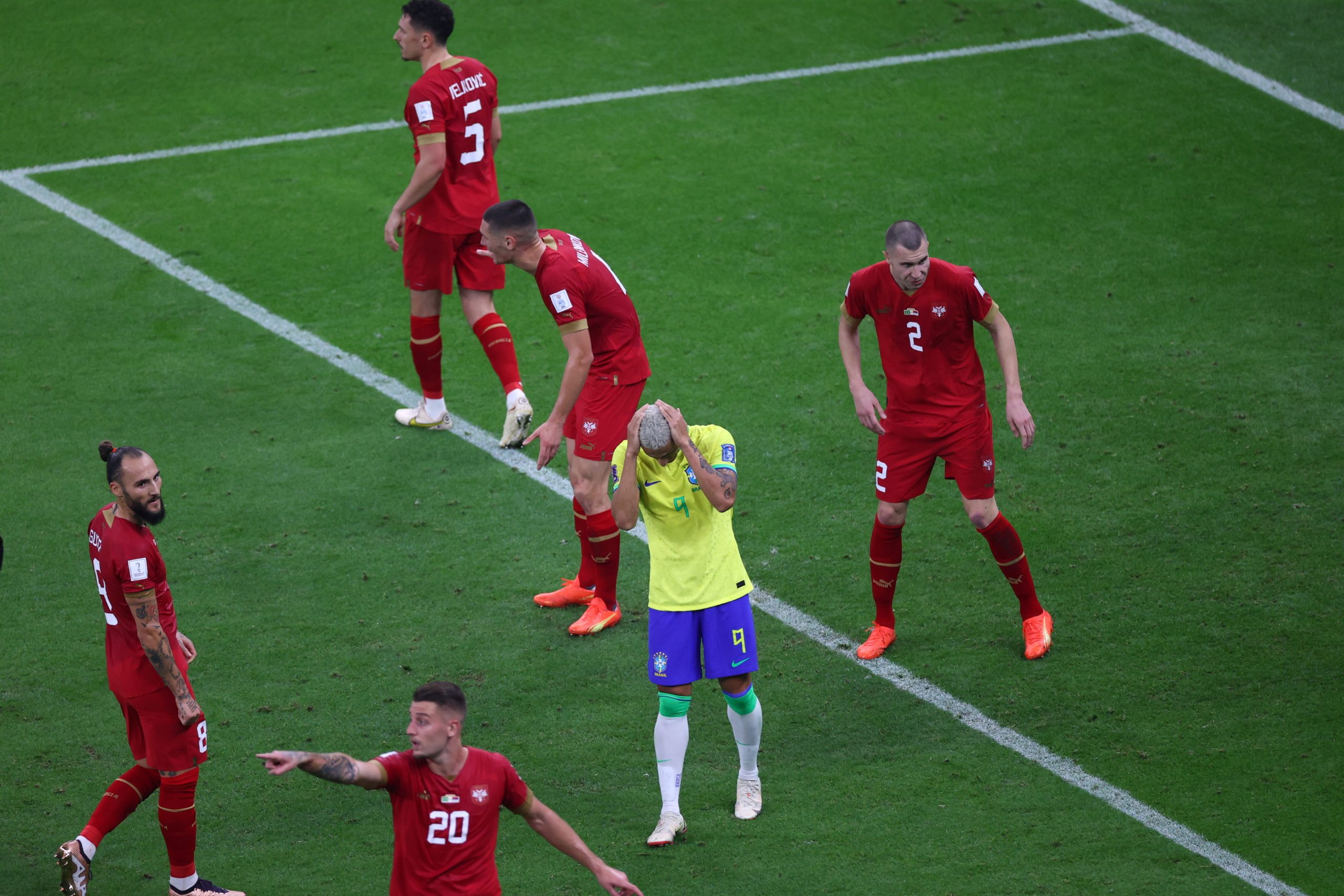 لافتة مسيئة لـ”كوسوفو” في غرفة ملابس المنتخب الصربي تدفع “فيفا” لفتح تحقيق (صورة)