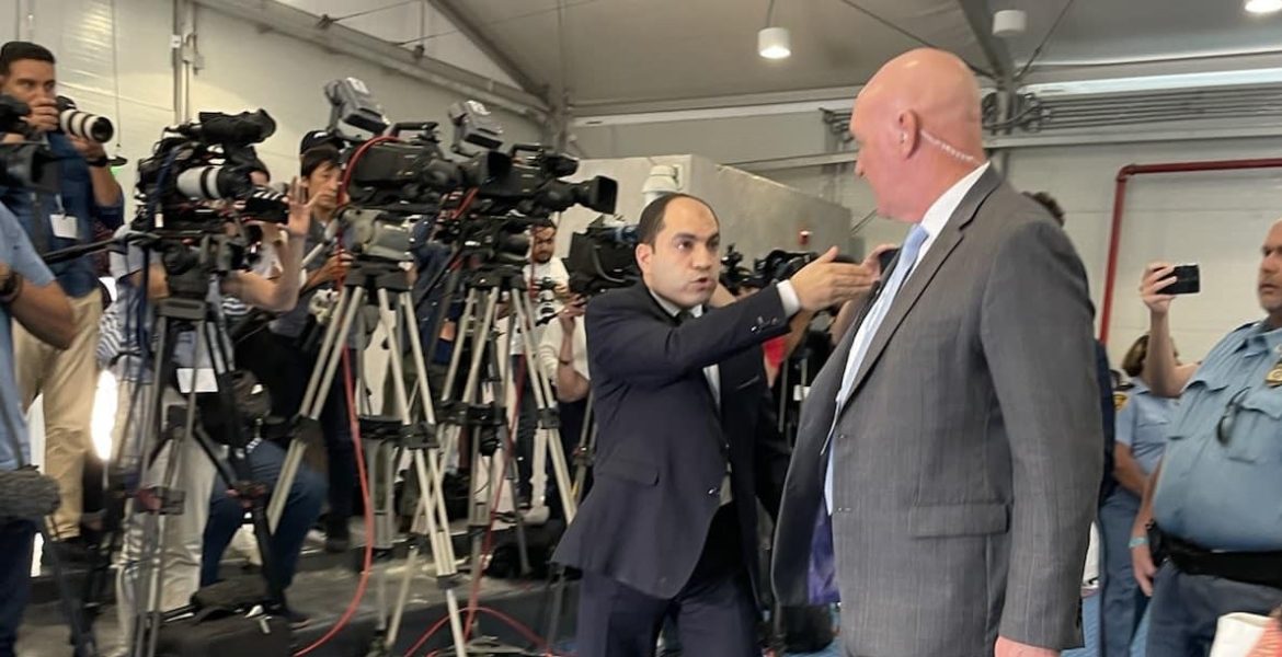 نيويورك تايمز تكشف تفاصيل مهاجمة نائب مصري لشقيقة علاء عبد الفتاح قبل طرده من مؤتمر صحفي (فيديو)