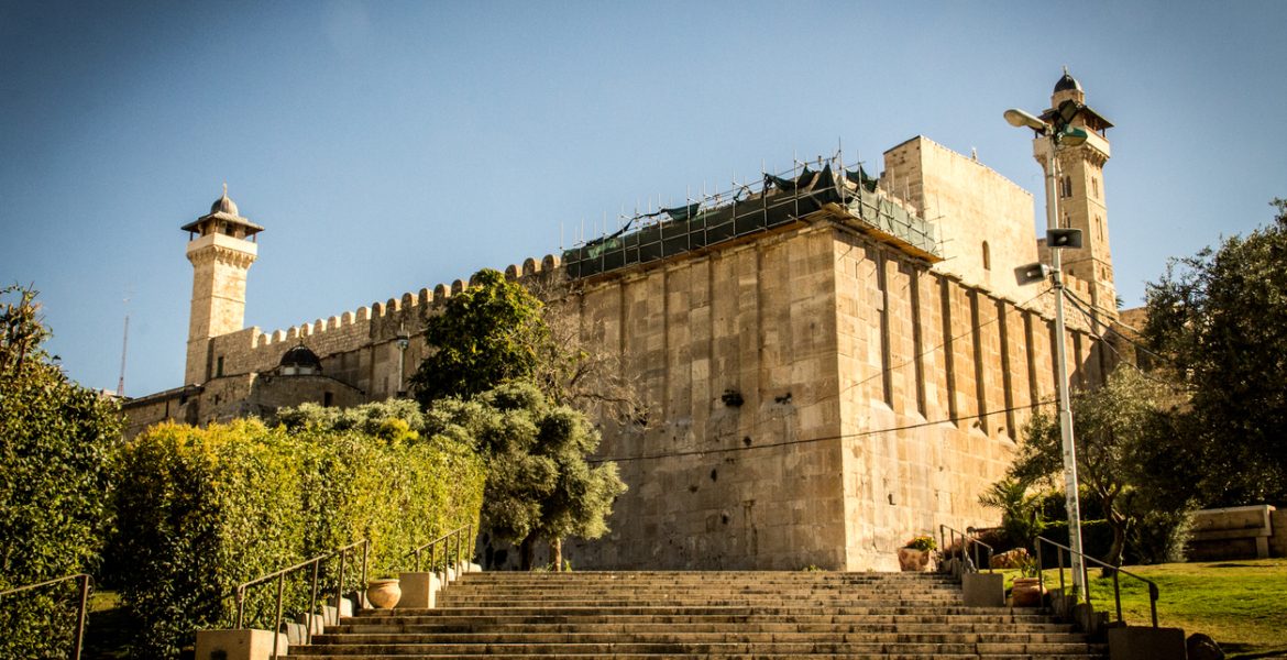 الاحتلال الإسرائيلي يغلق المسجد الإبراهيمي بالخليل.. آلاف المستوطنين سيقيمون احتفالات داخل الحرم