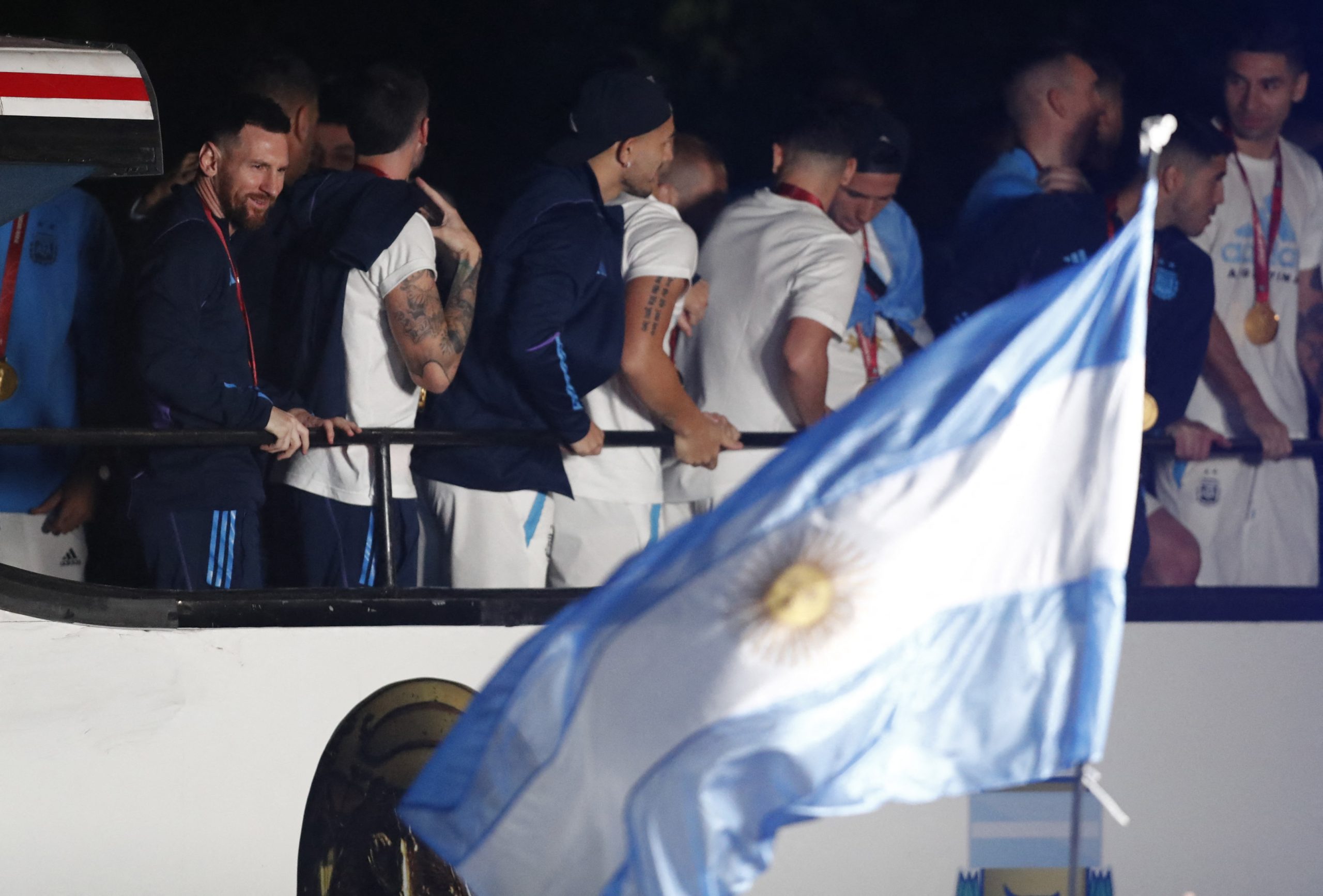 استقبال حافل لمنتخب الأرجنتين في العاصمة الأرجنتينية بوينس آيرس بعد الفوز بكأس العالم (فيديو)