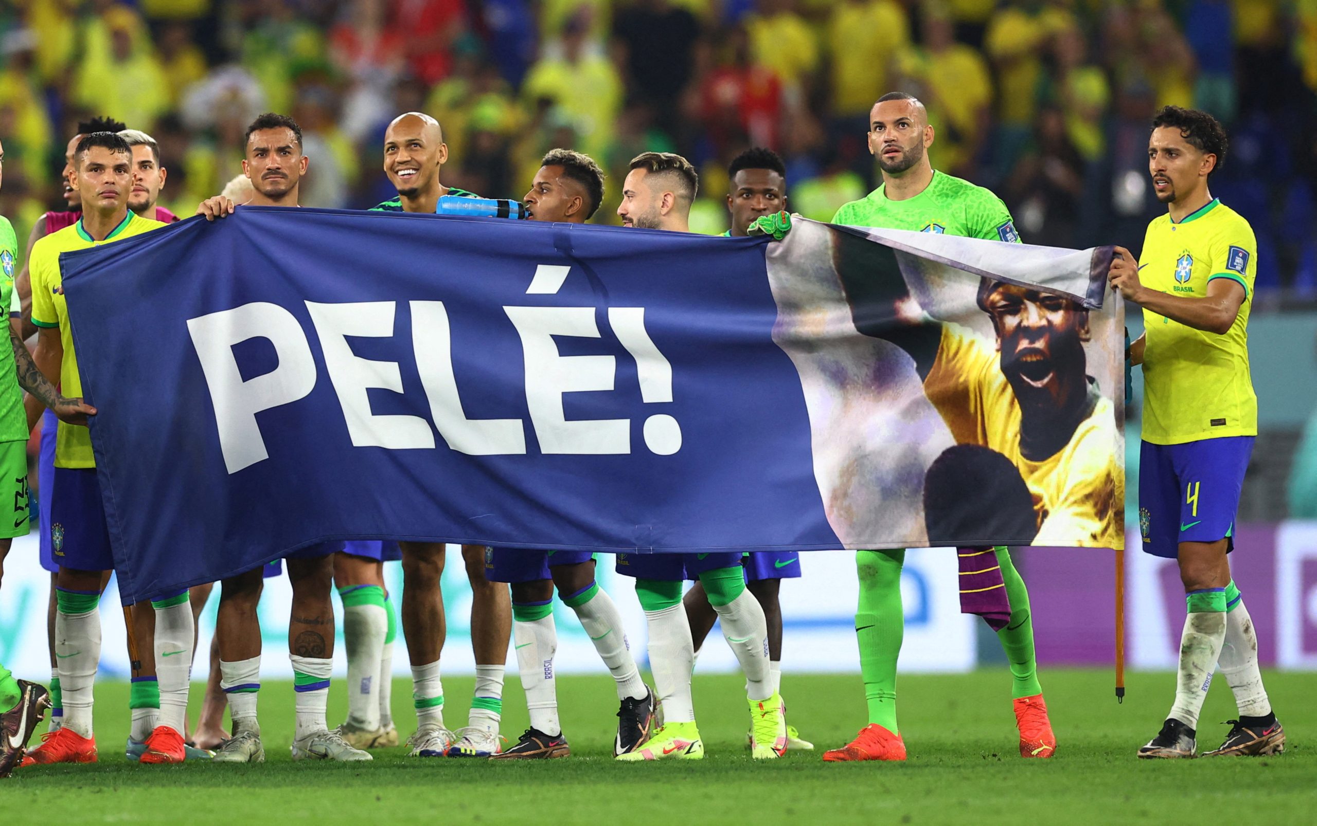 لاعبو وجماهير البرازيل يدعمون بيليه (رويترز)