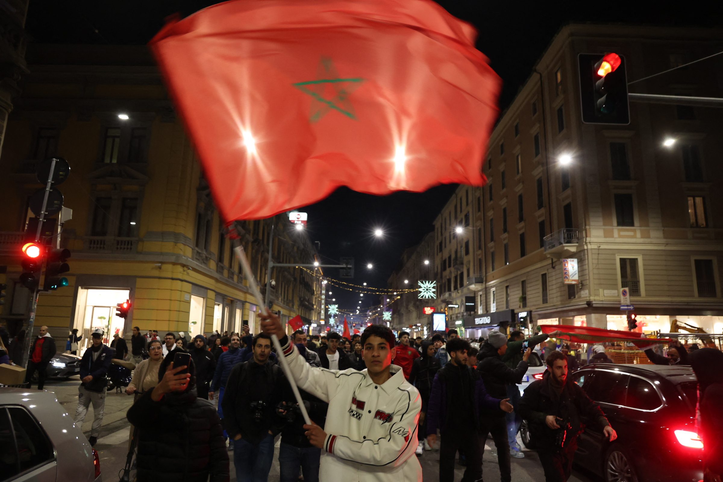 هاجموهم بملابس سوداء ووجوههم مغطاة.. إيطاليا تعتقل يمينيين متطرفين اعتدوا على مشجعين مغاربة