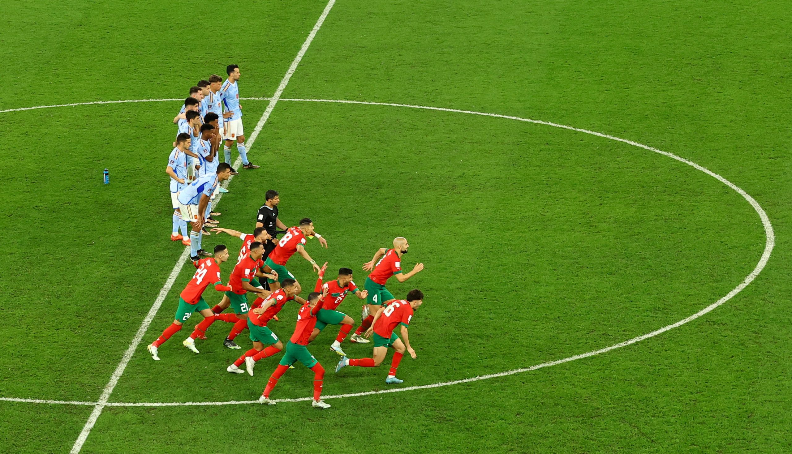 منتخب المغرب حقق انجازاًَ كبيراً ببلوغ ربع نهائي كأس العالم (رويترز)