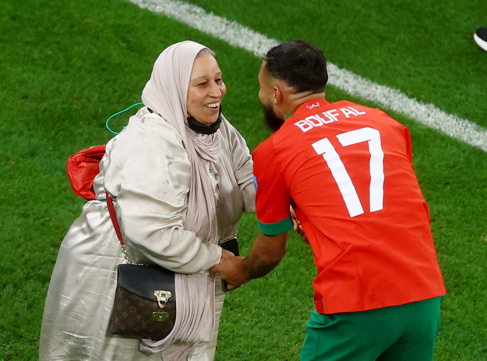 فرحة الأم بـ”انتصار” ولدها.. اللاعب المغربي سفيان بوفال يحتفل مع والدته بالفوز على البرتغال