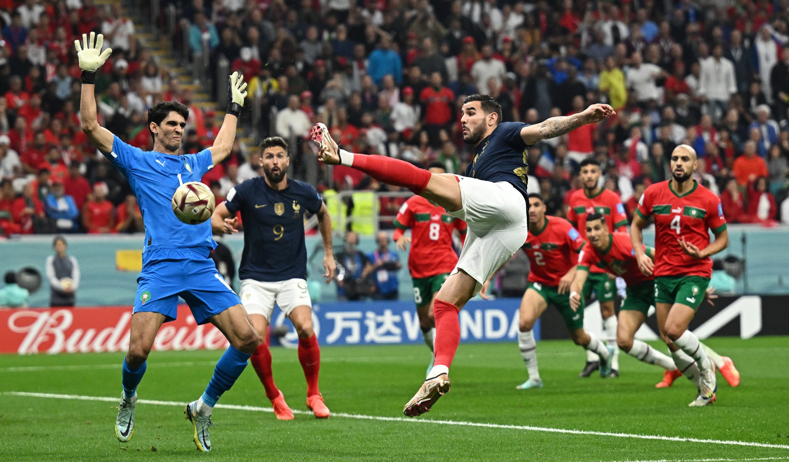 3 ضربات لمنتخب المغرب خلال الشوط الأول أمام فرنسا (رويترز)