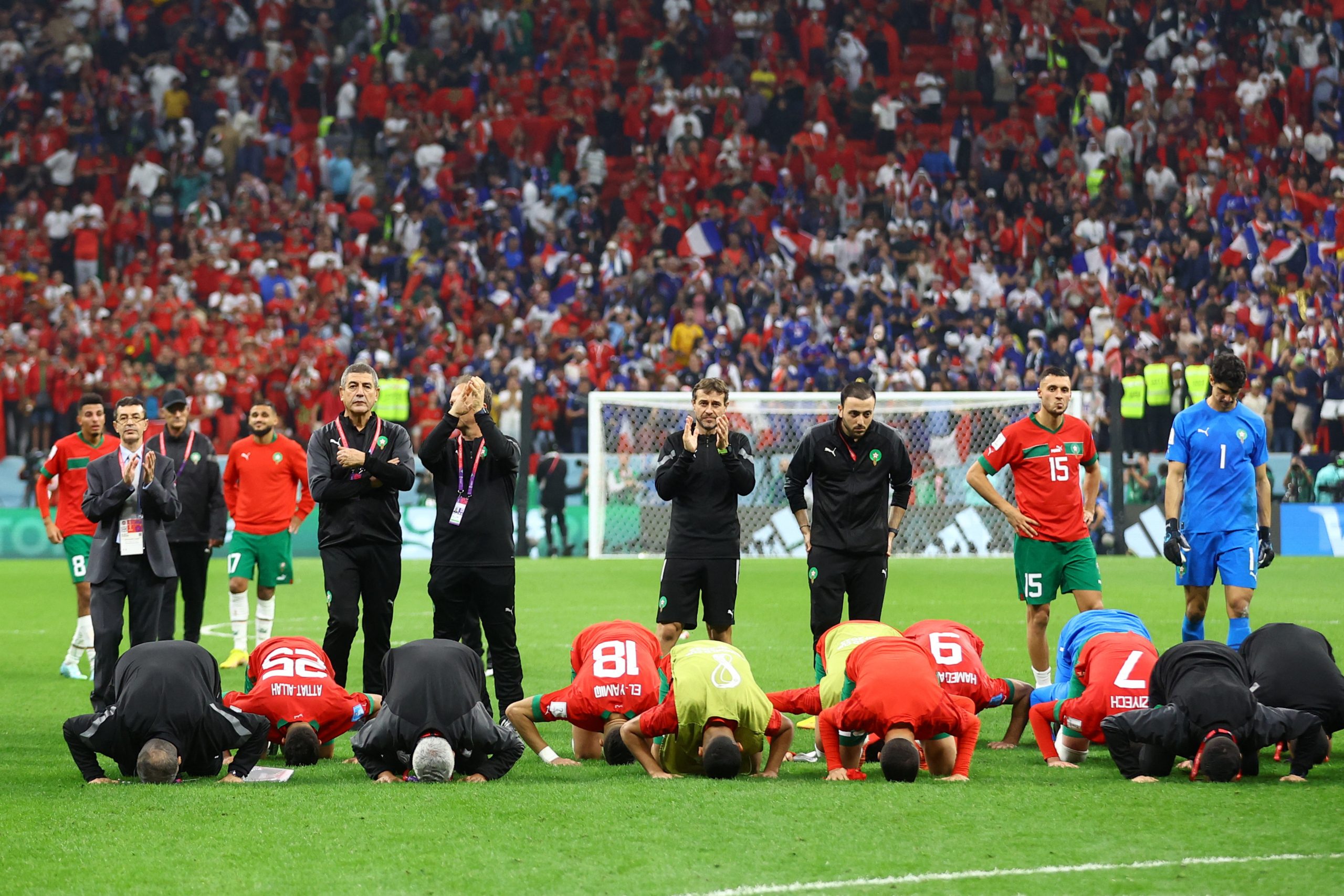 سجود لاعبي منتخب المغرب في كأس العالم (رويترز)