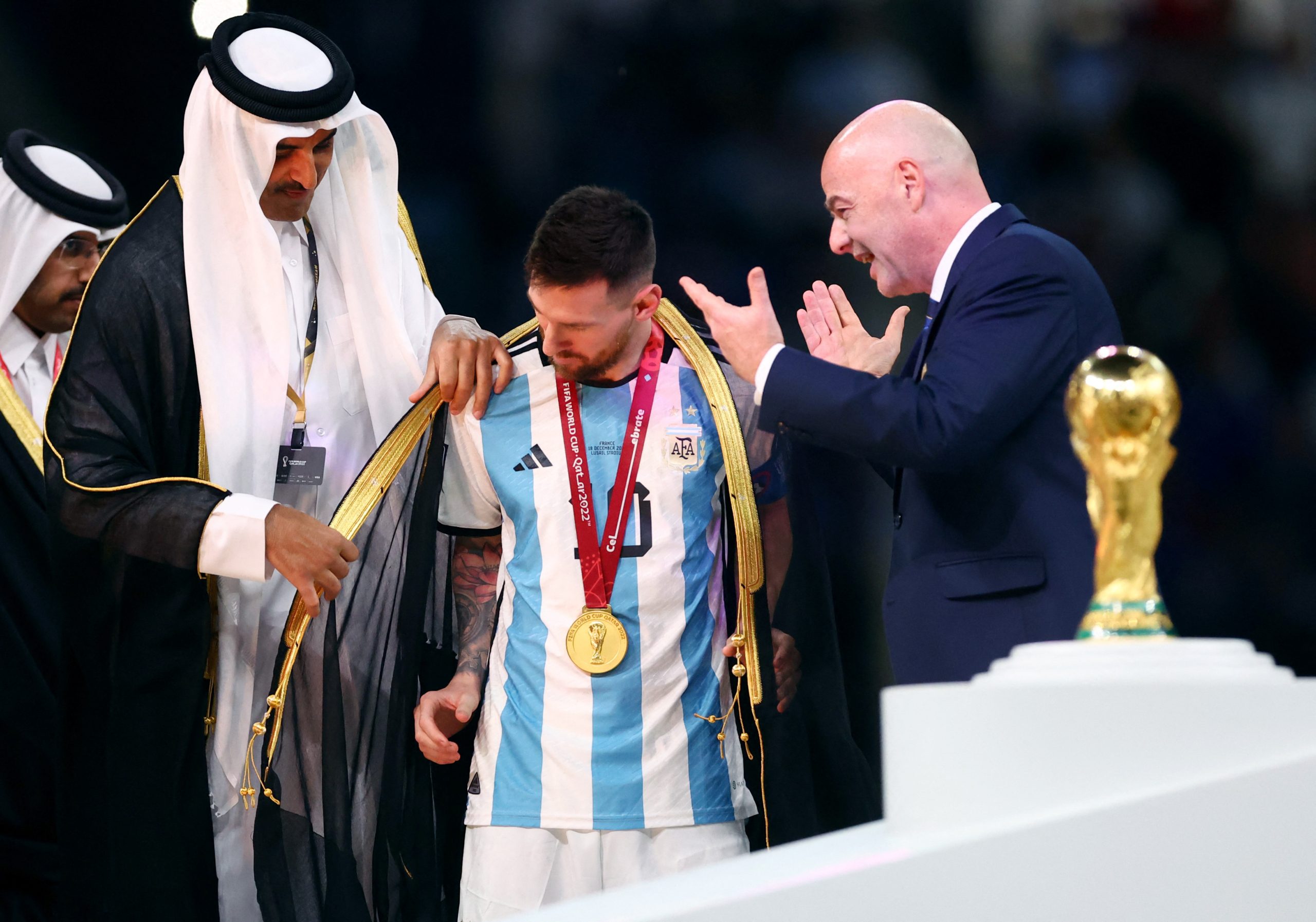 البشت القطري حُفر في ذاكرة كأس العالم (رويترز)