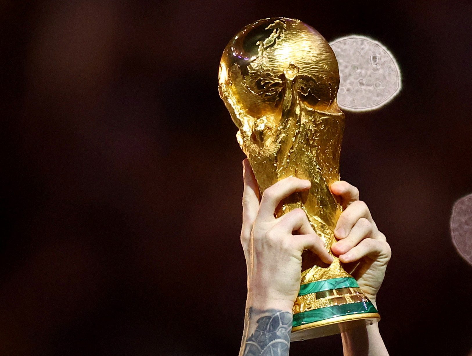 مواصفات كأس العالم التي فازت بها الأرجنتين (رويترز)