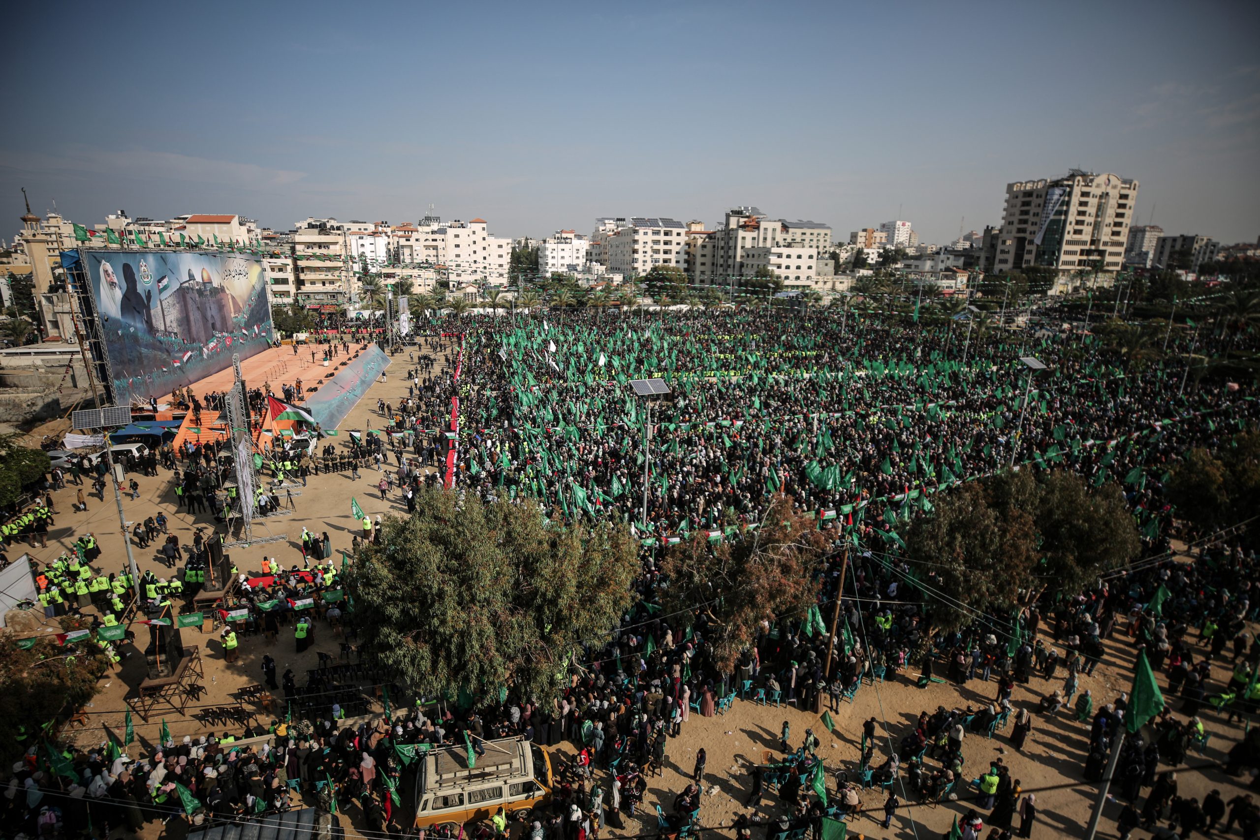 تسجيل نادر للضيف وبندقية لضابط إسرائيلي معتقل لدى القسام! حماس تكشف مفاجأة بحفل ذكرى انطلاقتها
