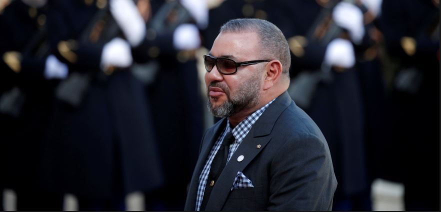 ملك المغرب يهنئ منتخب بلاده بالتأهل لربع النهائي.. تجول بسيارته في الشوارع للاحتفال مع مواطنيه (فيديو)