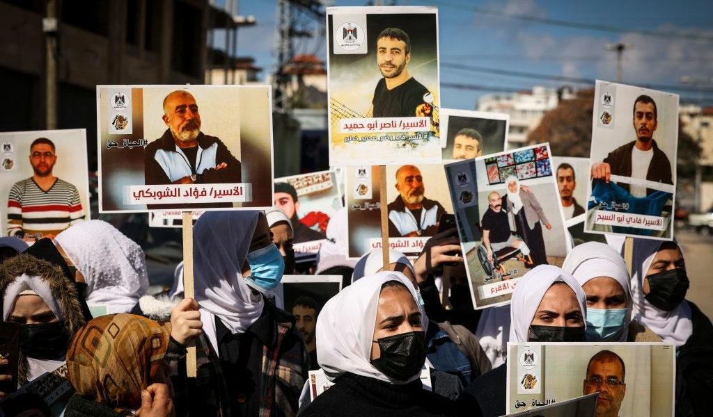 جيروزاليم بوست: مفاوضات مع حماس للإفراج عن أسرى مقابل جثتي جنديين إسرائيليين، والحركة تنفي