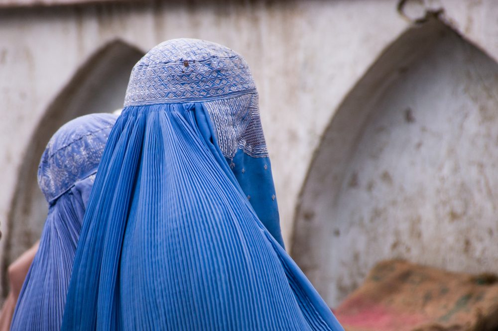 بعد قرار بحرمانهن من التعليم الجامعي.. كيف تغيرت حياة النساء في أفغانستان منذ عودة طالبان؟