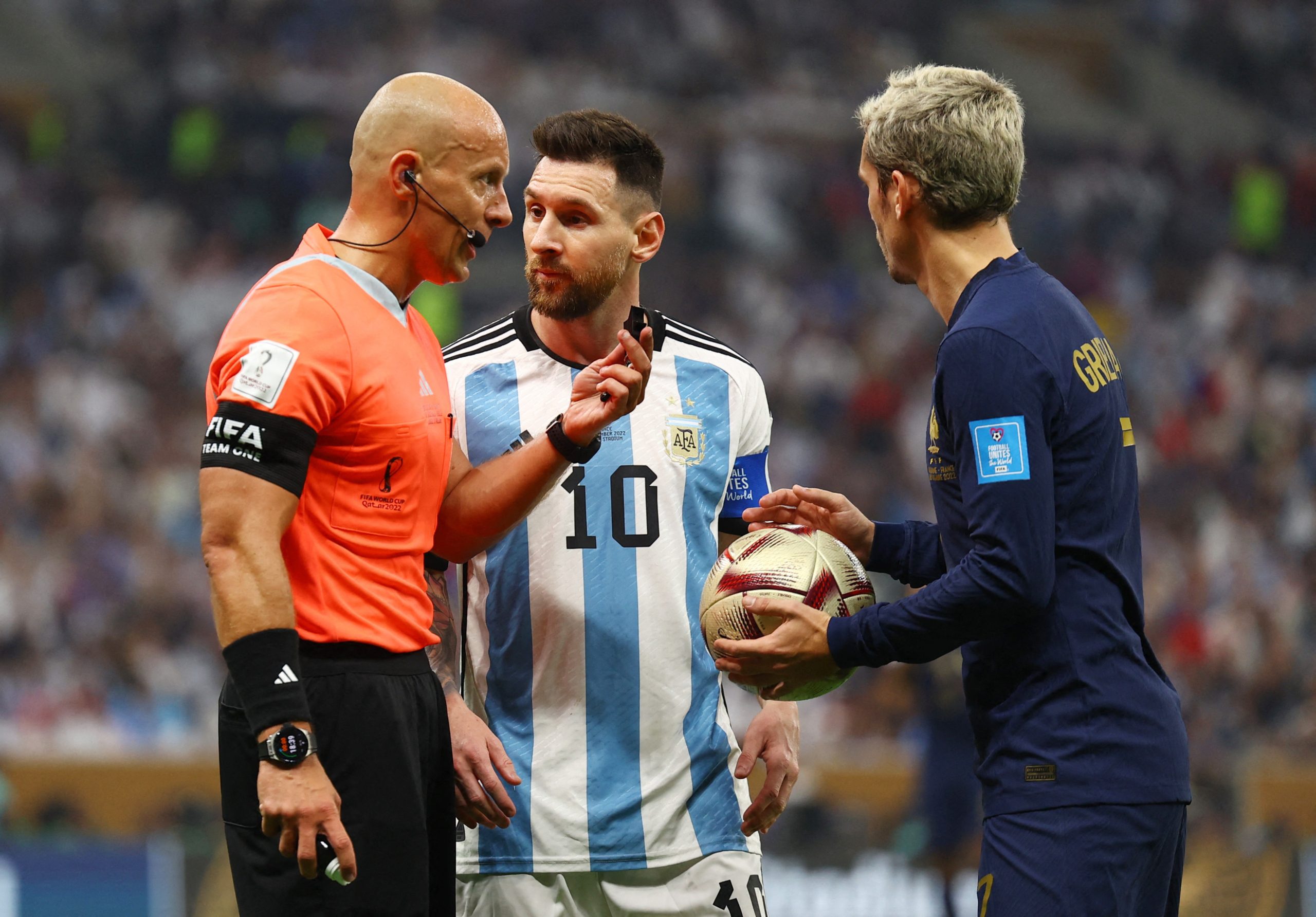 حكم نهائي كأس العالم 2022 يدير مباراة الأهلي وبيراميدز (رويترز)