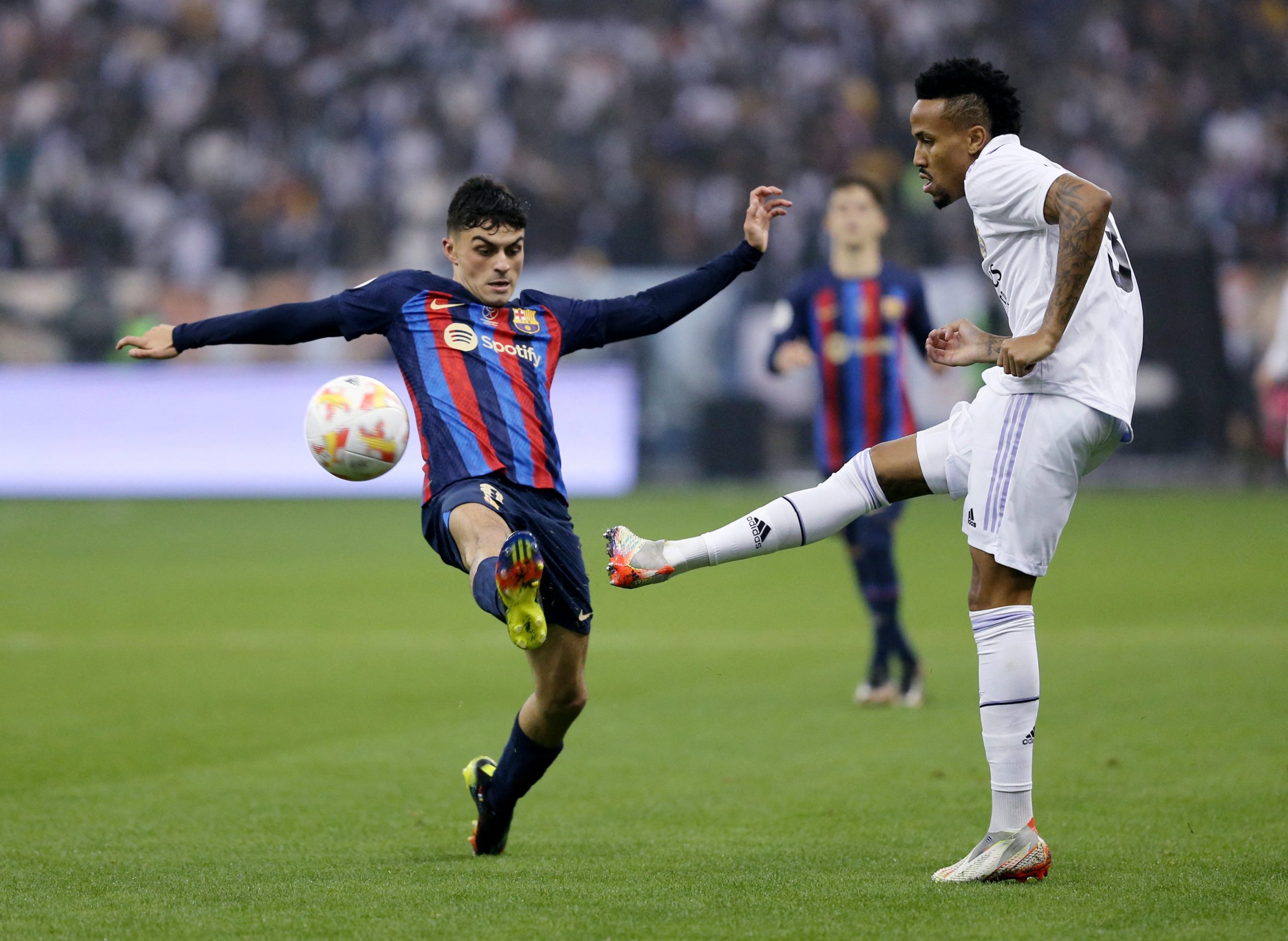 3 مباريات كلاسيكو بين برشلونة وريال مدريد خلال شهر (رويترز)