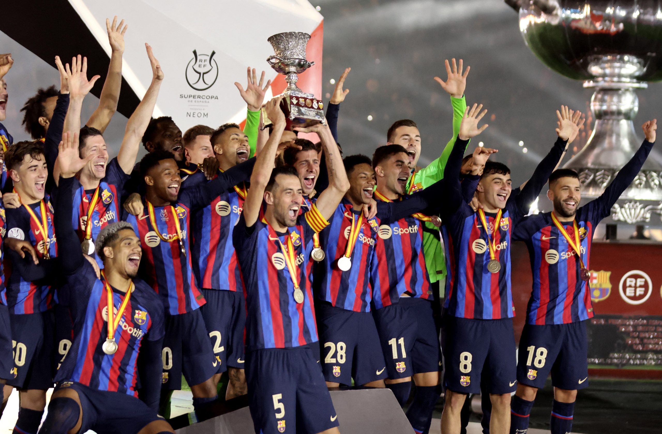 بيكيه كسب أكثر من برشلونة وريال مدريد في السوبر الإسباني (رويترز)