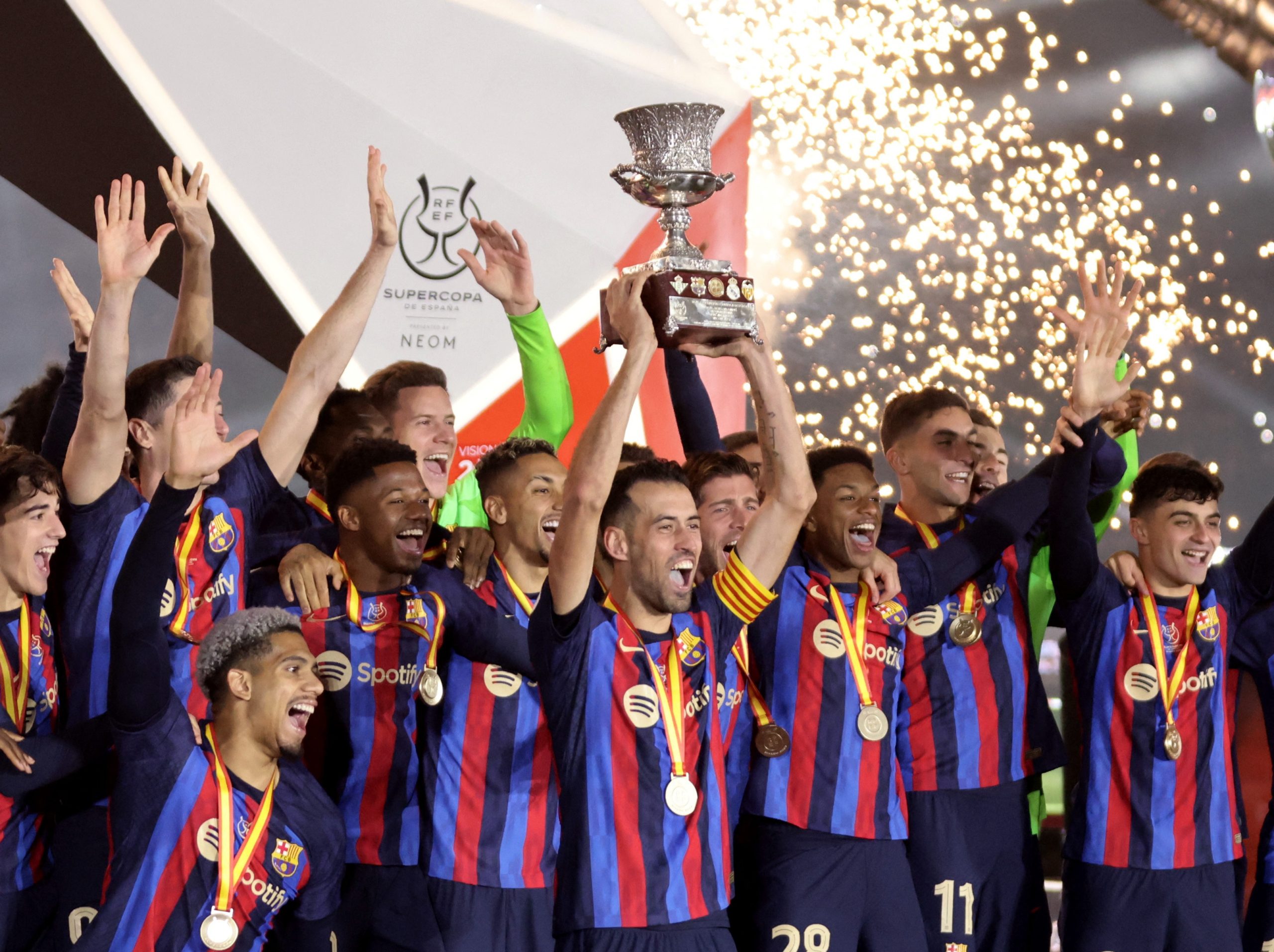 برشلونة يتوج بكأس السوبر الإسباني (رويترز)