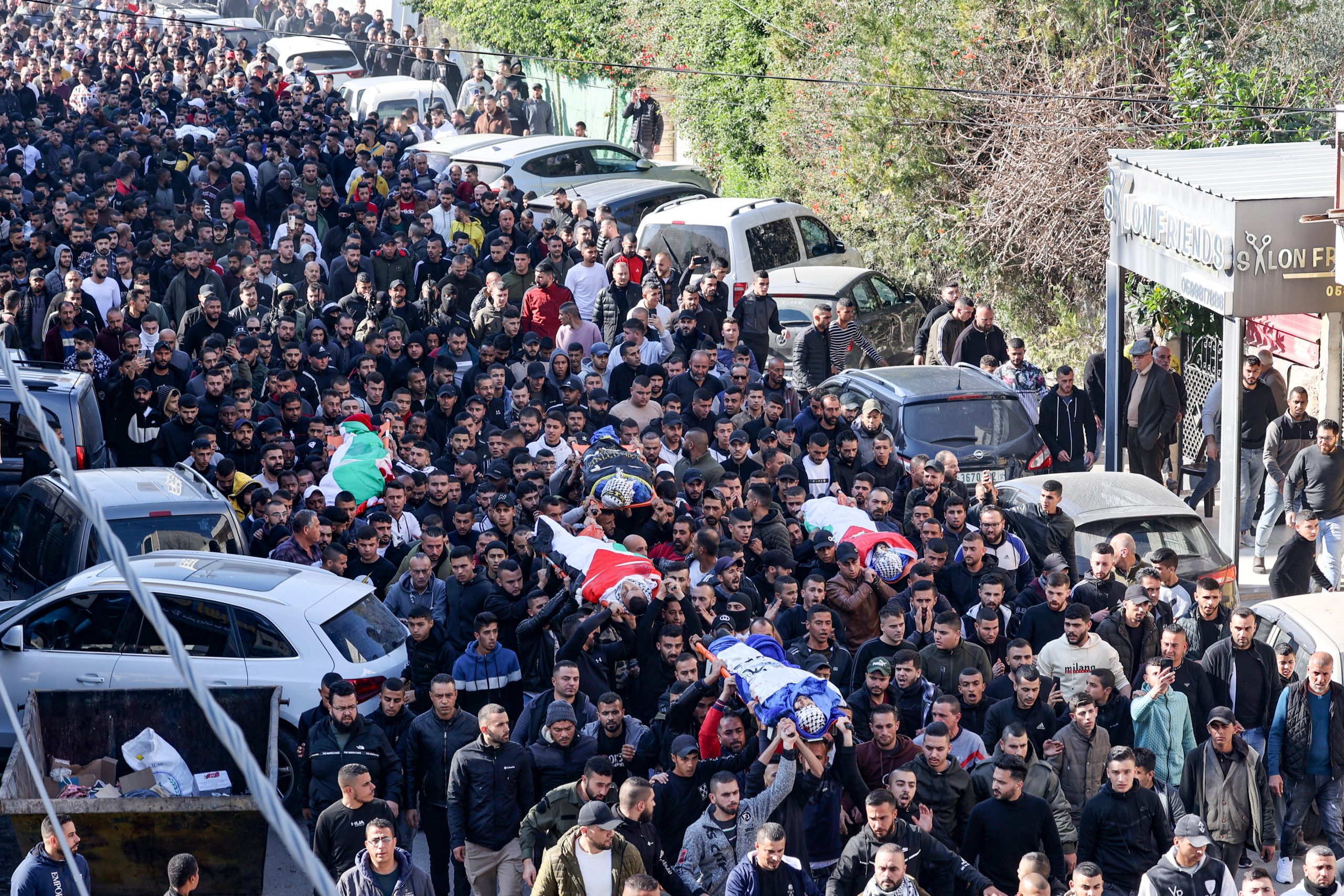 جنين تودِّع شهداءها.. عشرات الآلاف انطلقوا في موكب تشييع “مهيب” جاب شوارع المدينة (فيديو)