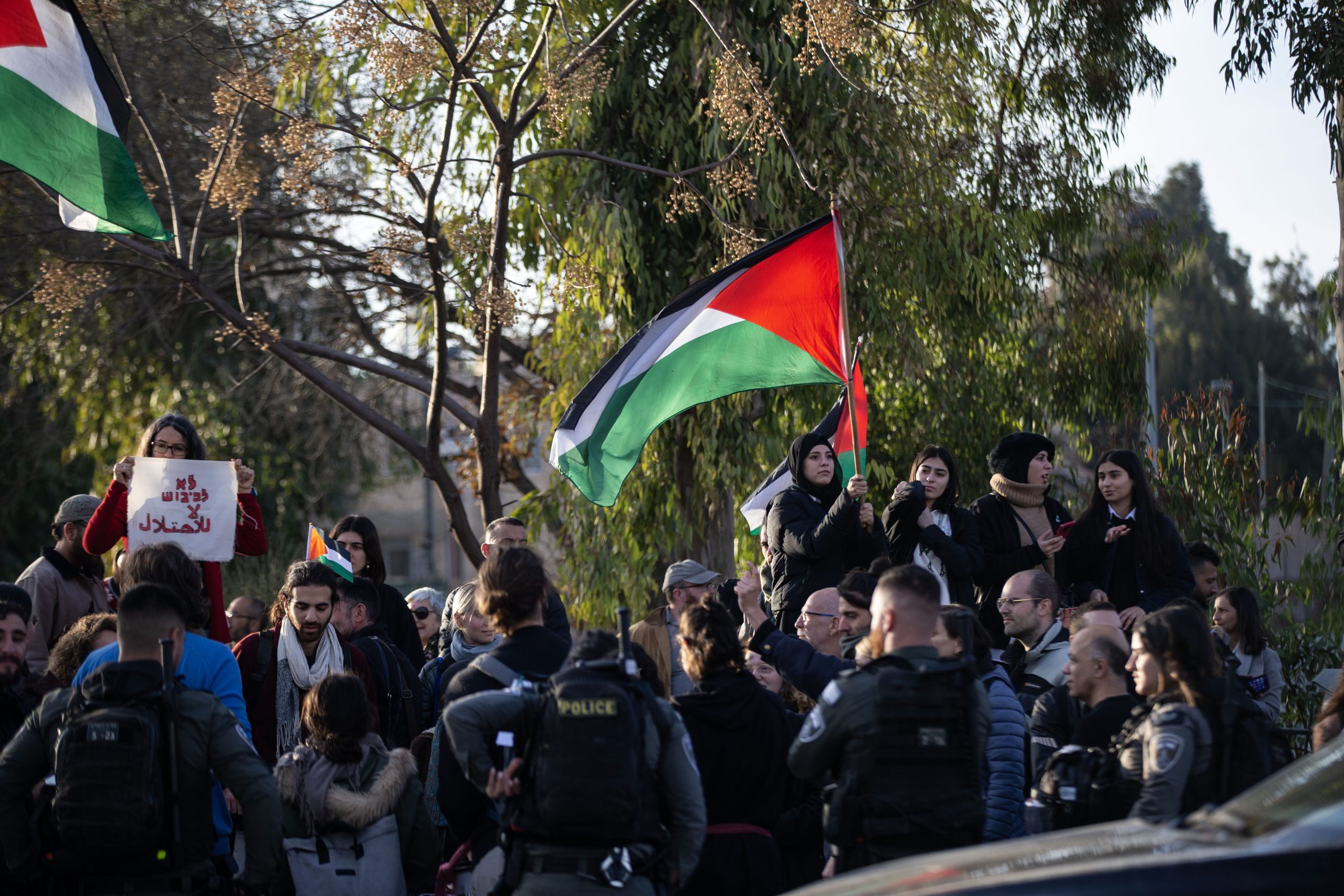 فلسطينيون يتحدَّون قرار الوزير “بن غفير”.. تظاهروا بـ”الشيخ جراح” ورفعوا أعلام فلسطين (فيديو)