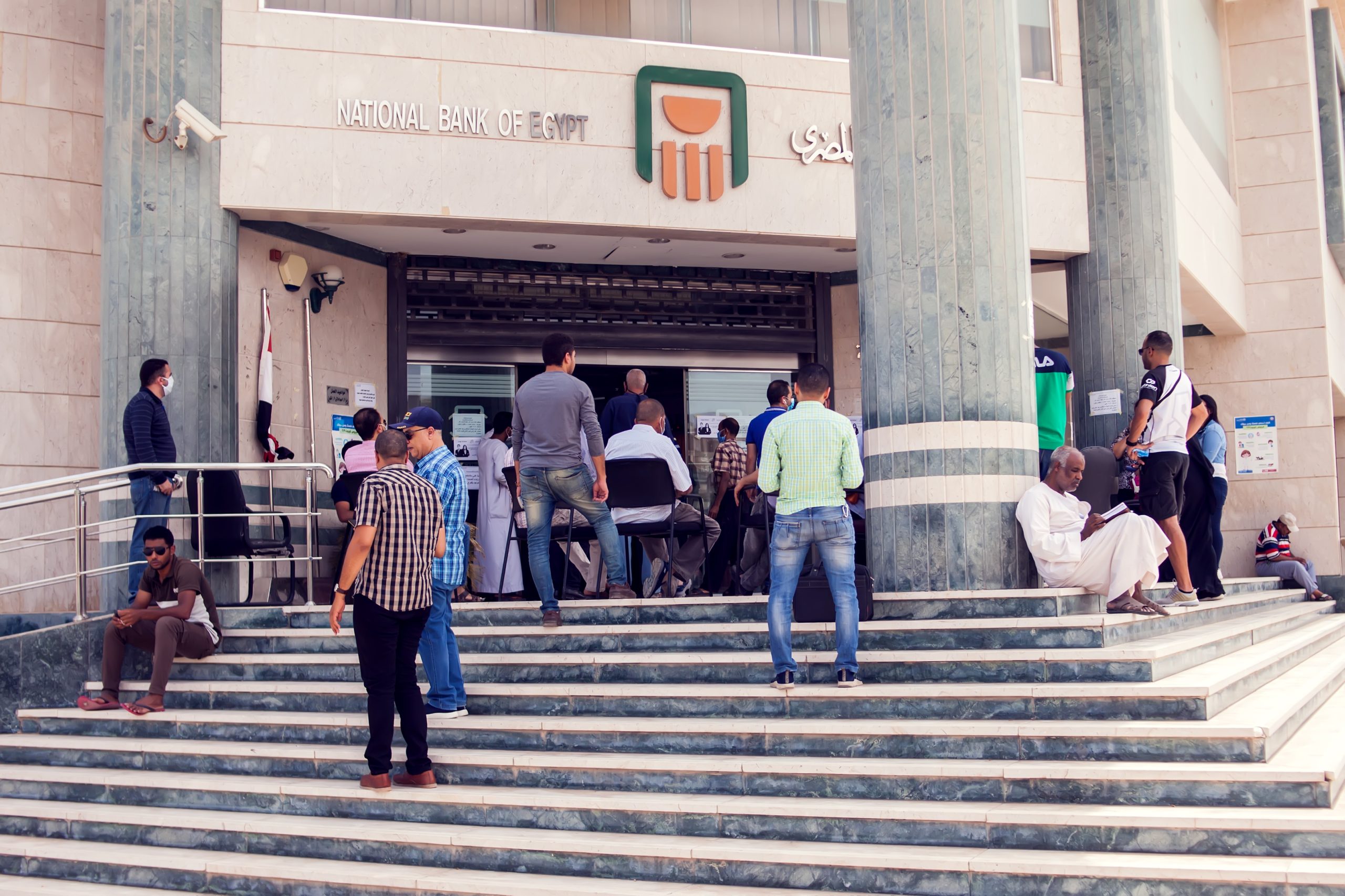 الحكومة تستهدف 5 مليارات دولار يدخرها المصريون في بيوتهم.. شهادات الادخار الجديدة تهدد بأزمة بطالة وارتفاع الأسعار