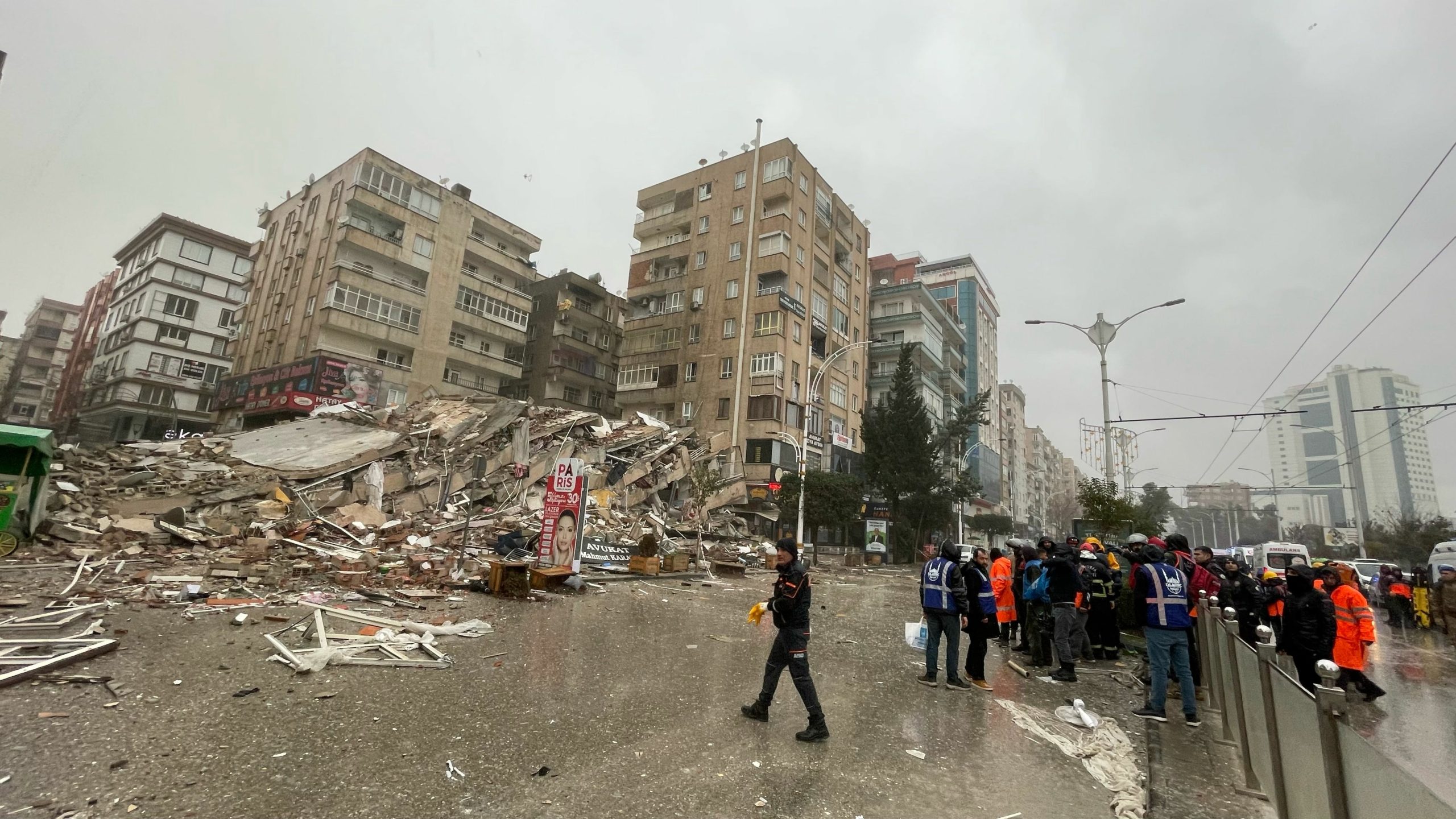 زلزال تركيا الانقاذ البرد