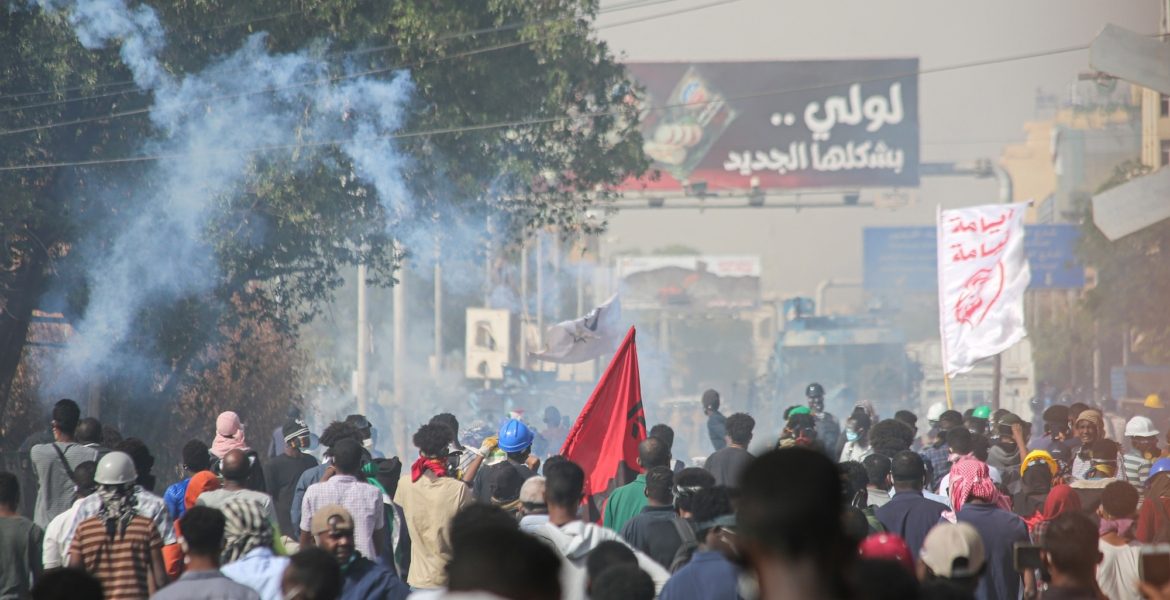مقتل سوداني أثناء مشاركته باحتجاجات ضد “الاتفاق الإطاري”.. الشرطة واجهت الآلاف بقنابل الصوت والغاز